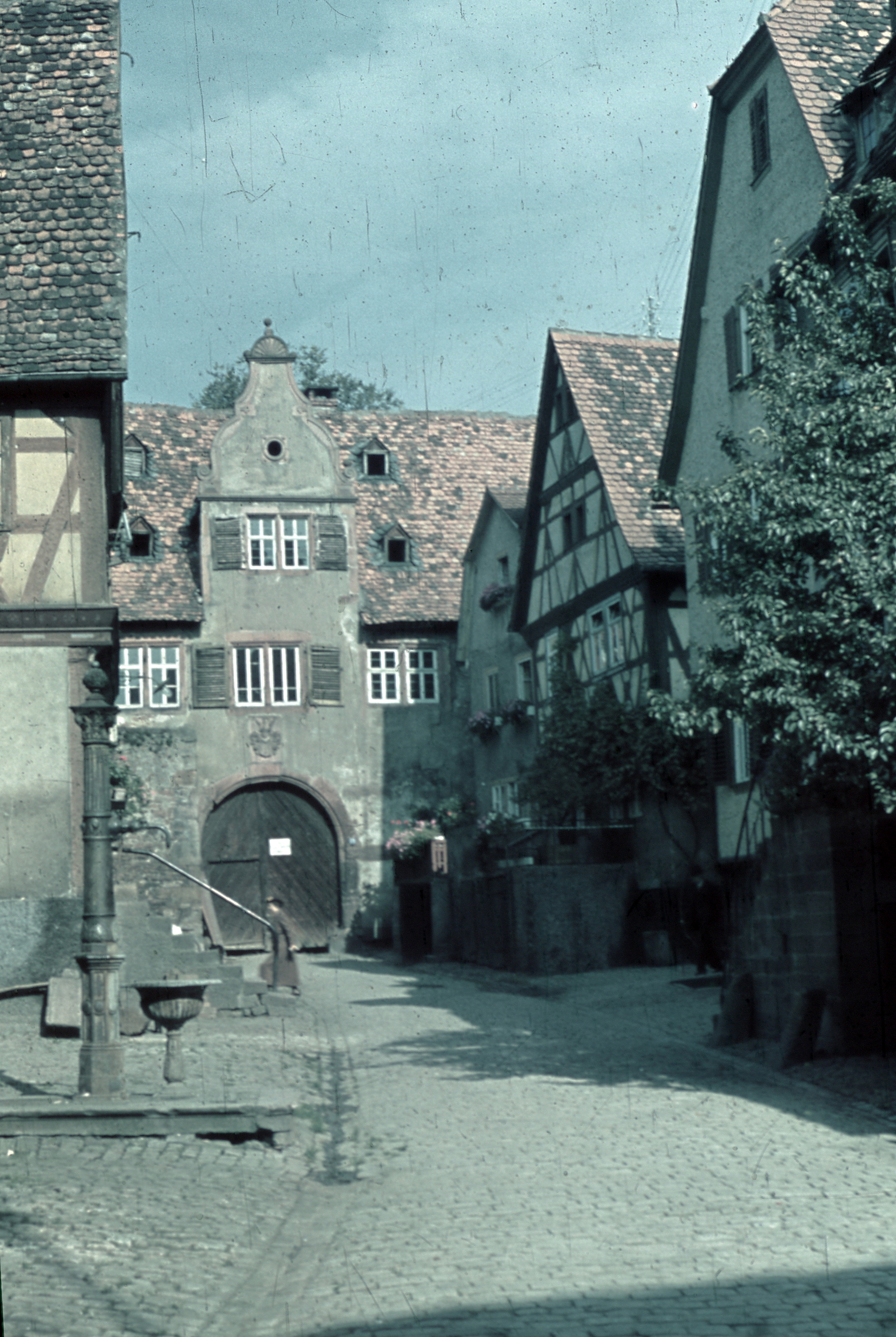 Die Hofstraße mit Torhaus um 1945