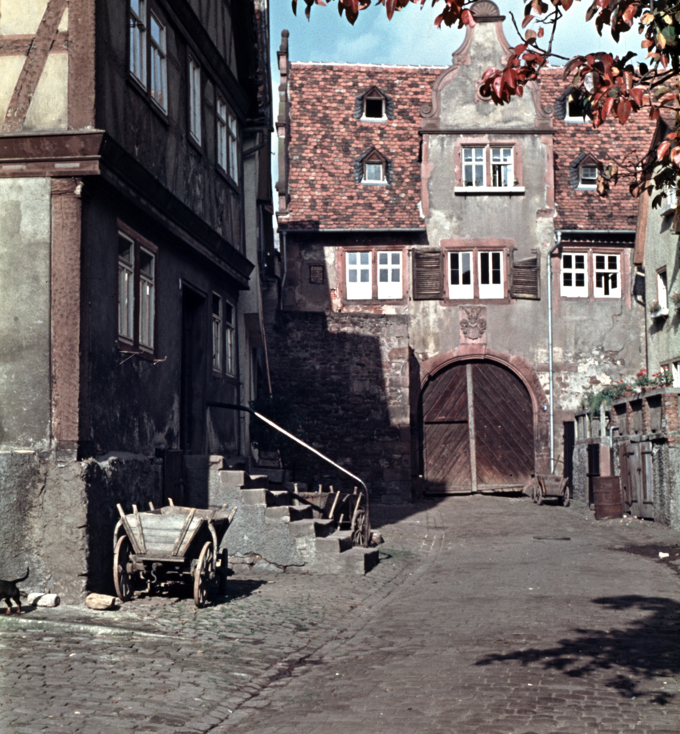 Die Hofstraße mit Torhaus um 1945