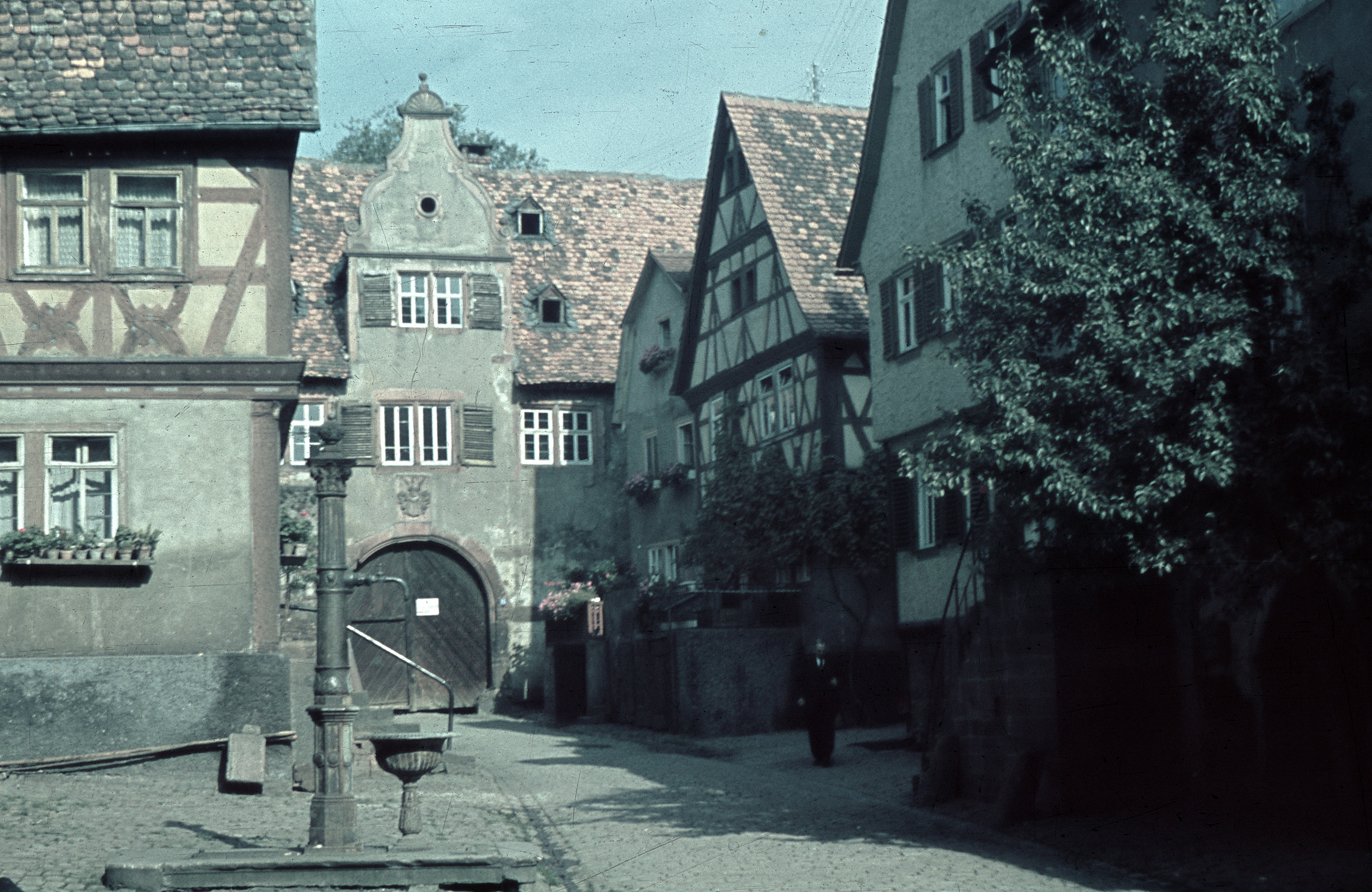 Die Hofstraße mit Torhaus um 1945