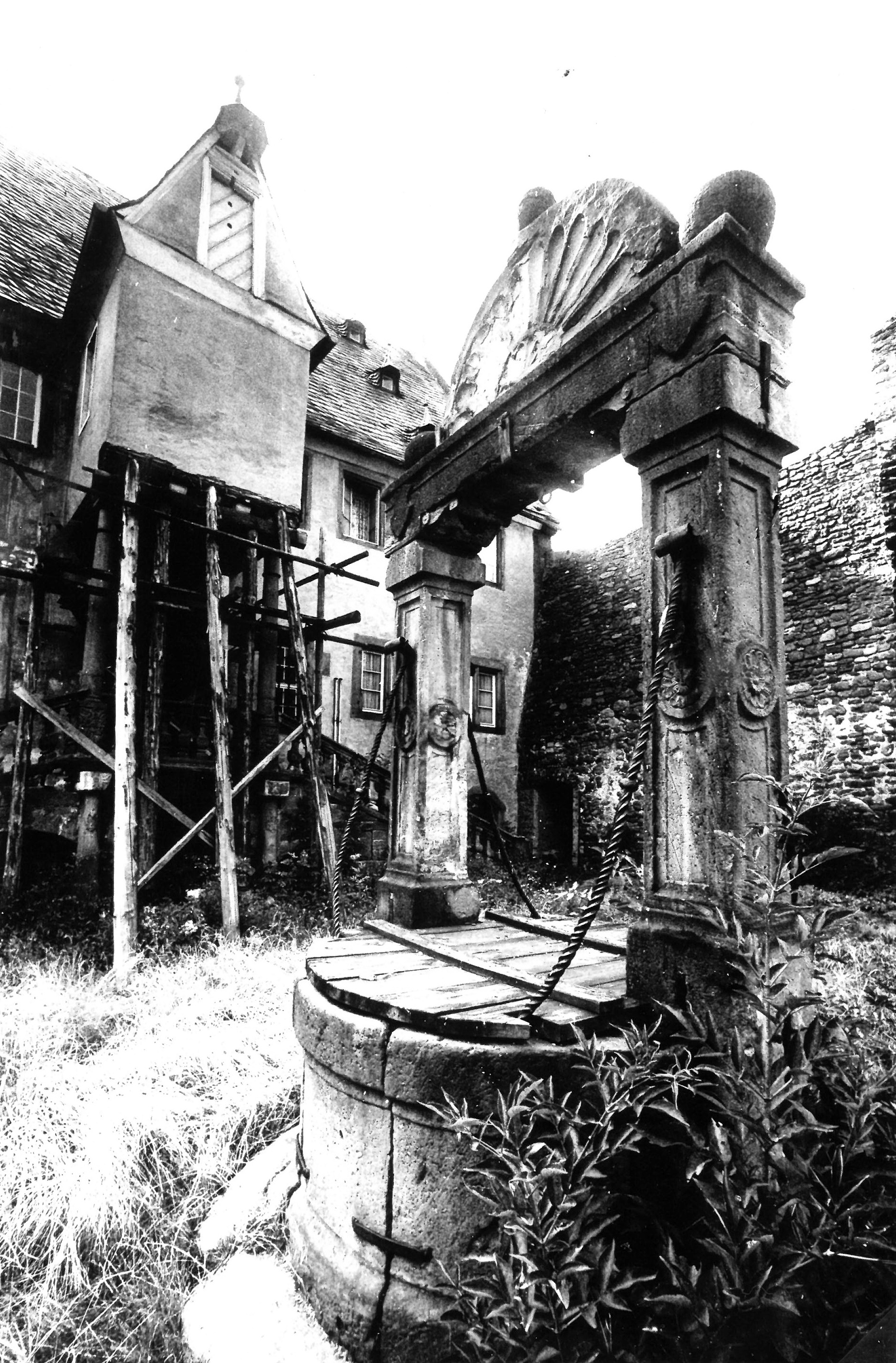 Schlosshof, Schöpfbrunnen und Haupthaus in den 1970er Jahren