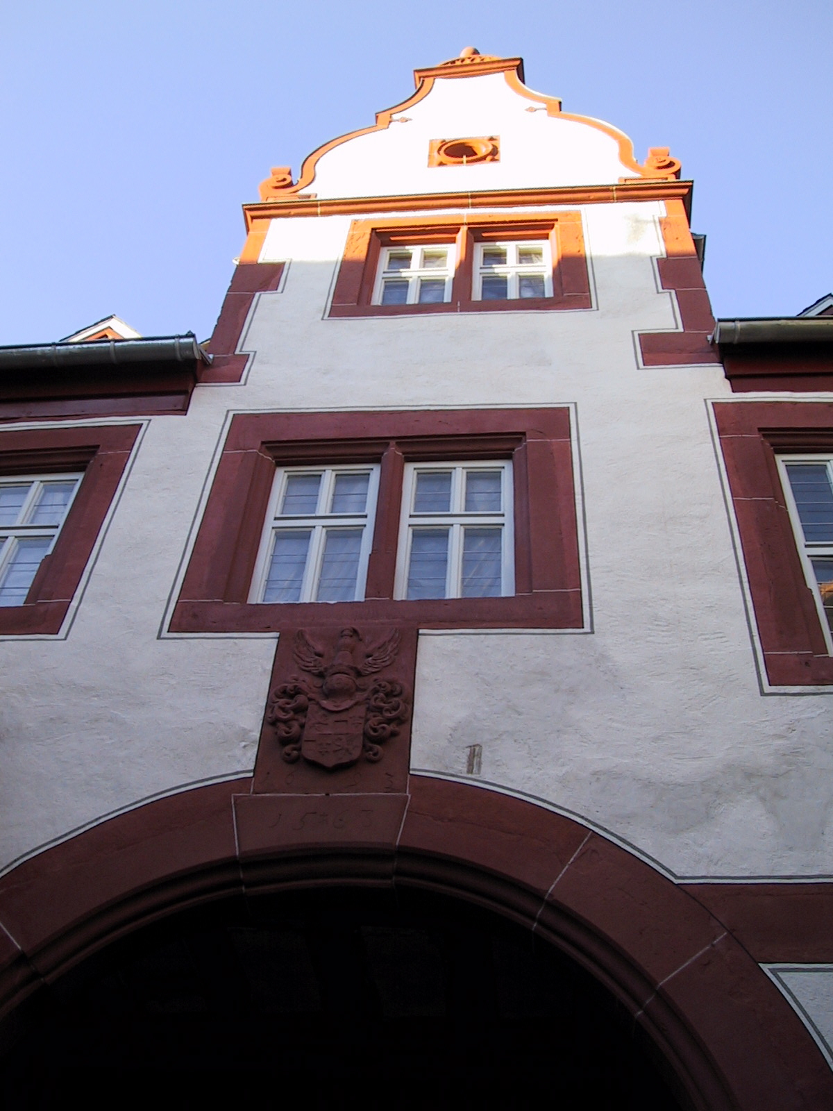 Blick in die Höhe des Torhauses aus der Hofstraße