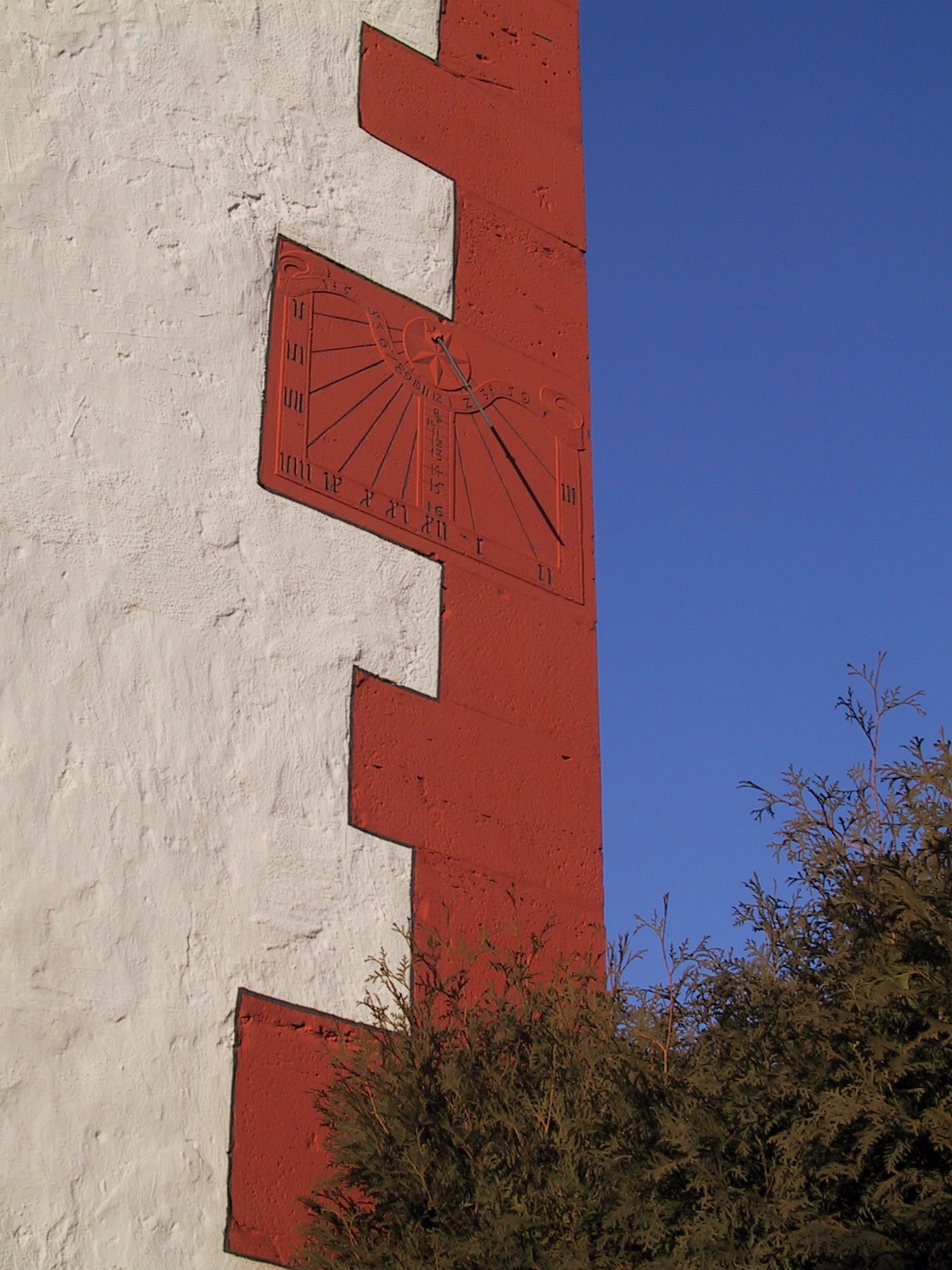 Detail Haupthaus mit Sonnenuhr