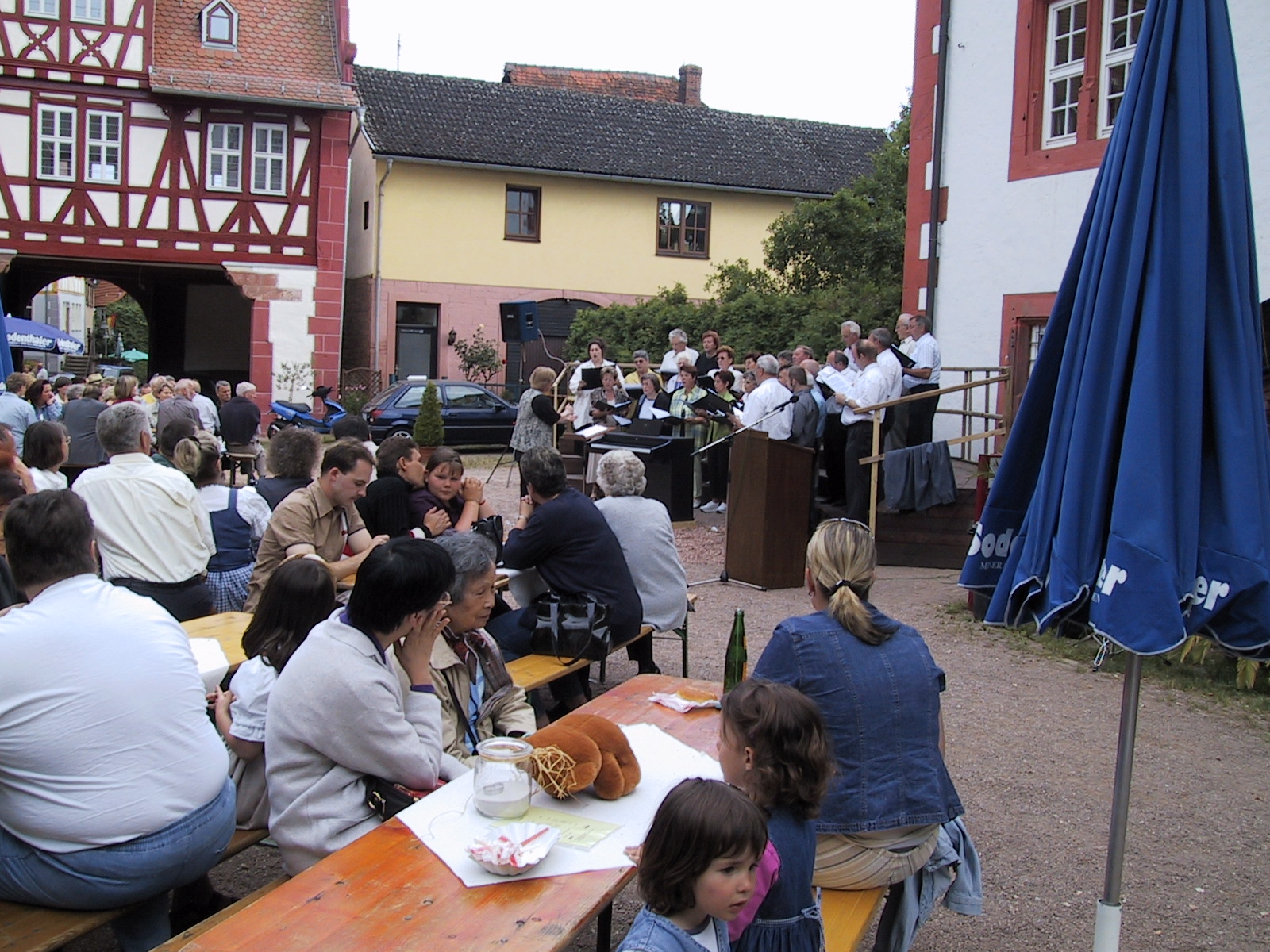 Serenade des Gesangvereins Klingenberg 1863 e.V. im Schlosshof im Jahr 2002
