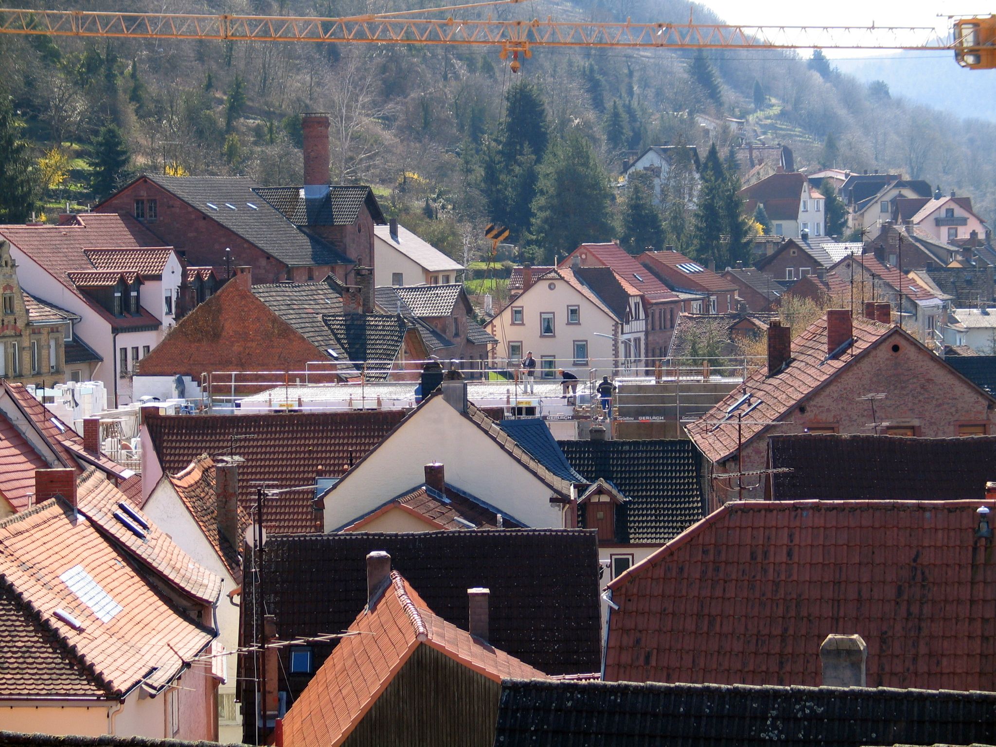 Das Bauwerk erhebt sich in de Höhe