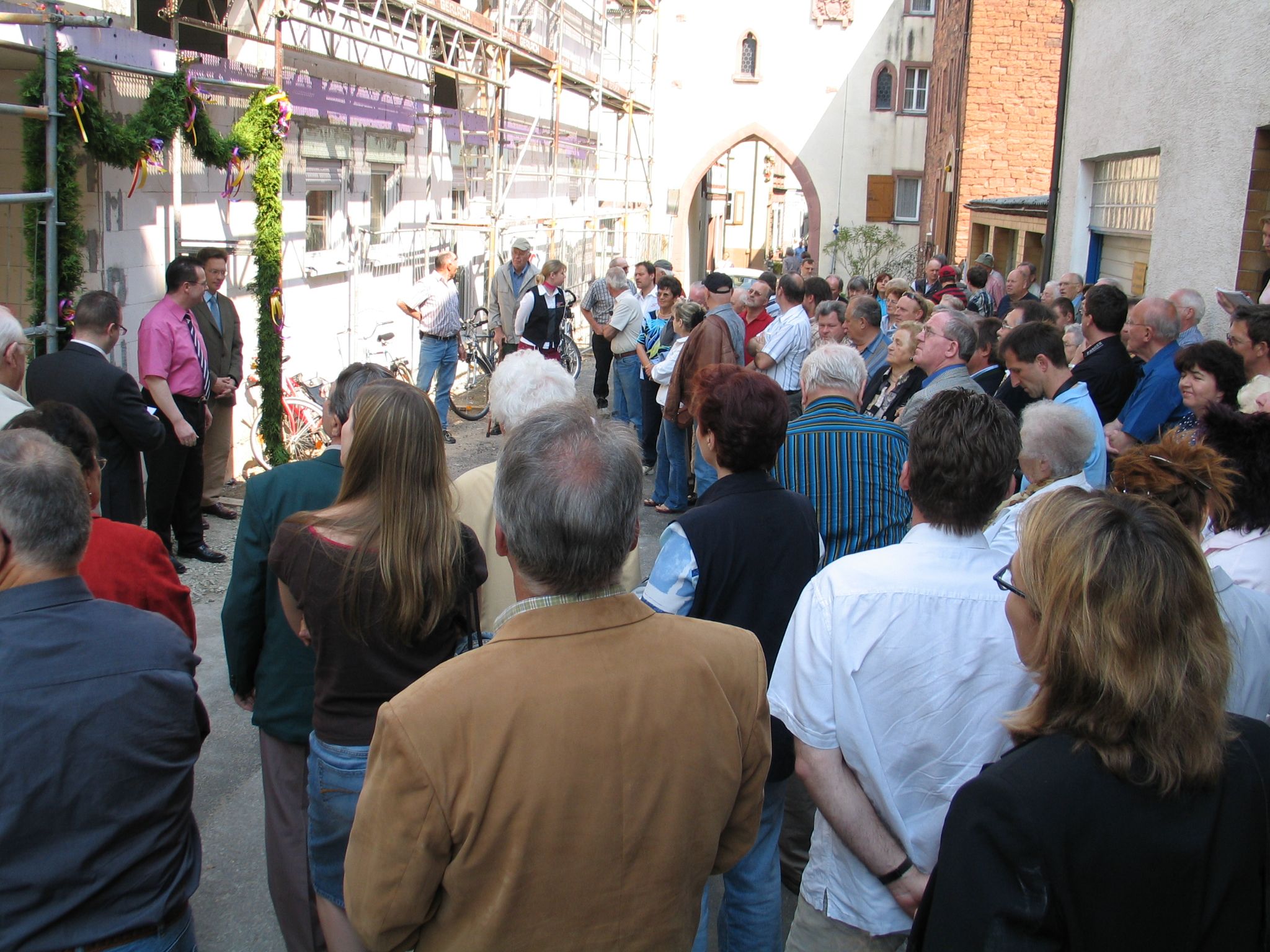 Zahlreiche Bürger und Interessenten waren am Richtfest am 07.05.2006 um 11:00 Uhr versammelt.
