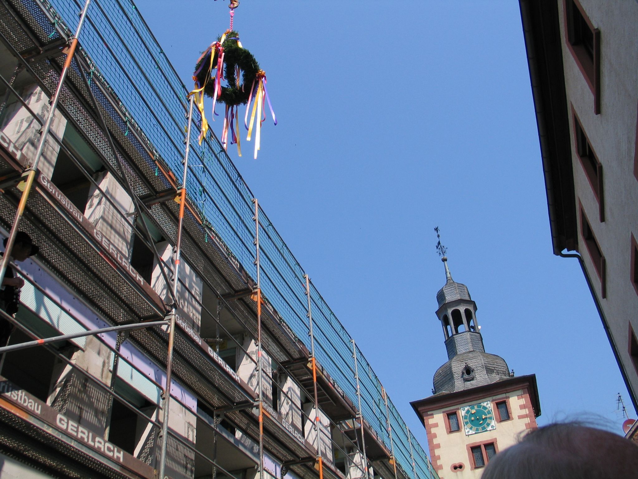 Der Kran positioniert den Richtkranz über dem Eingang der späteren Tagesstätte