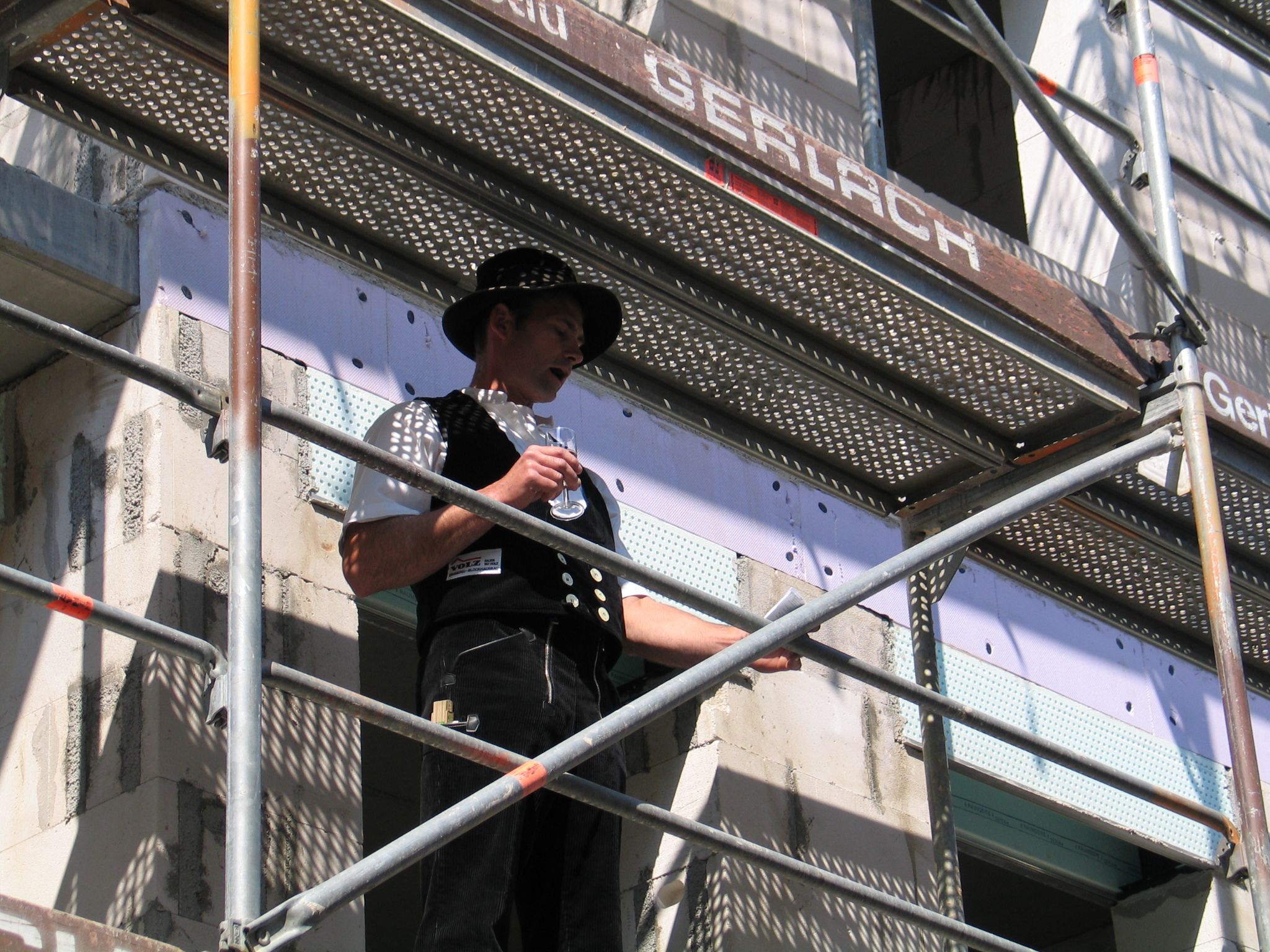 Zimmermeister Christoph Reichert ruft den Richtspruch aus