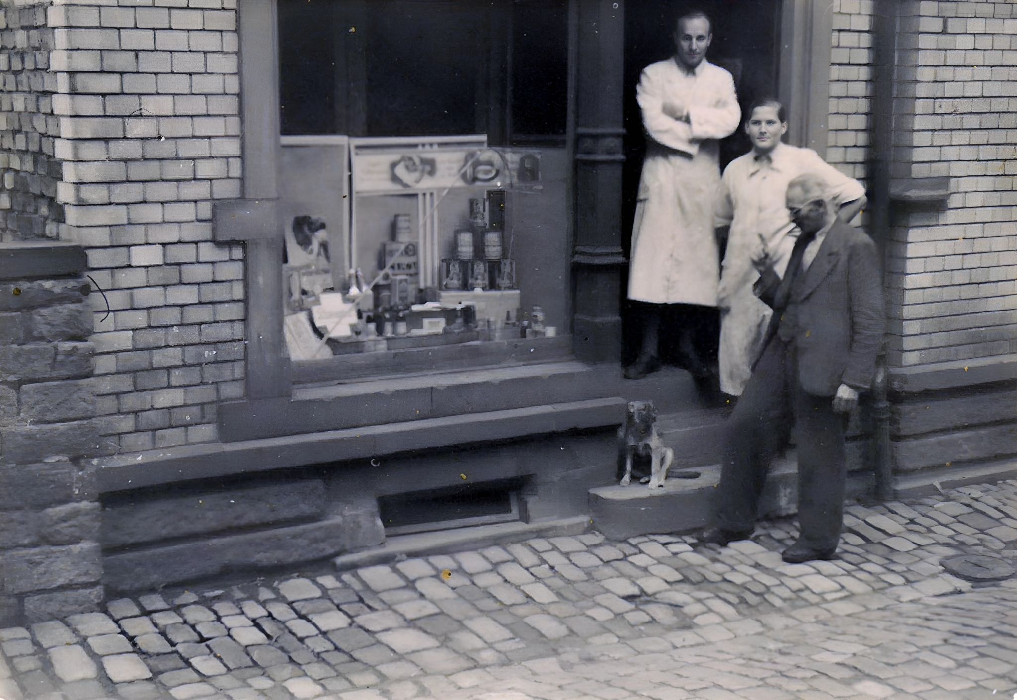 Vor der Drogerie Schlicht um 1930