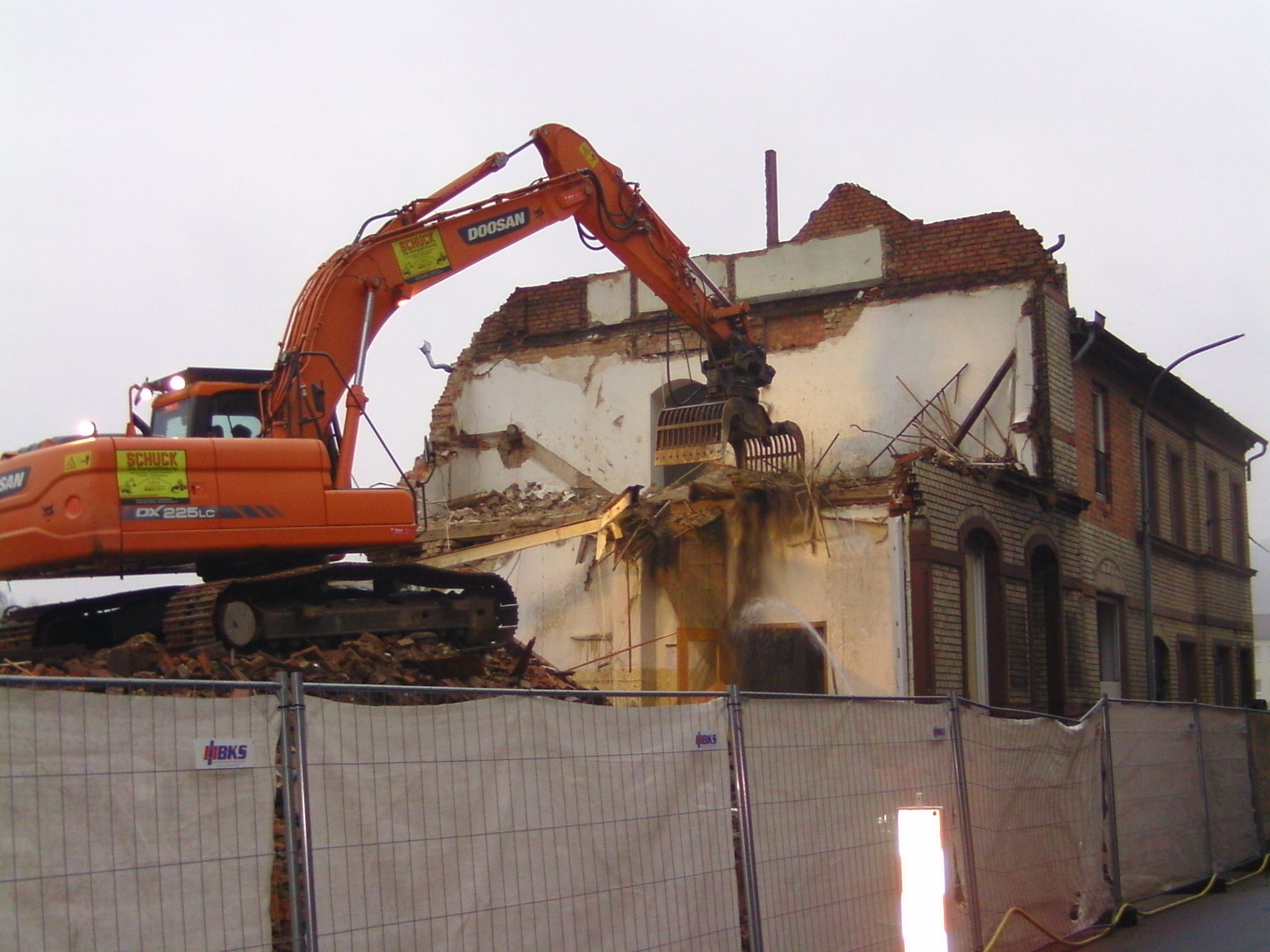 Der Abrissbagger ist am Werk