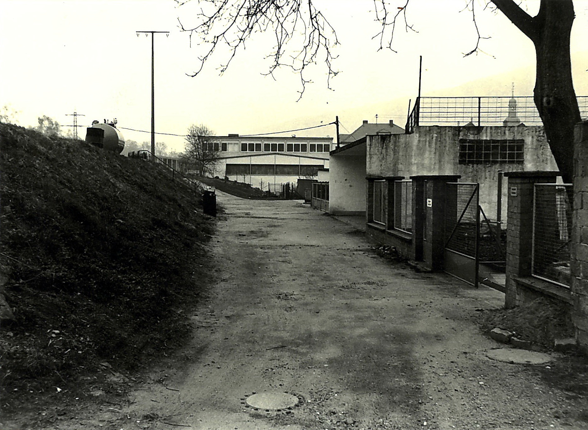 Zufahrtsweg zwischen Maindamm und Wilhelmstraße