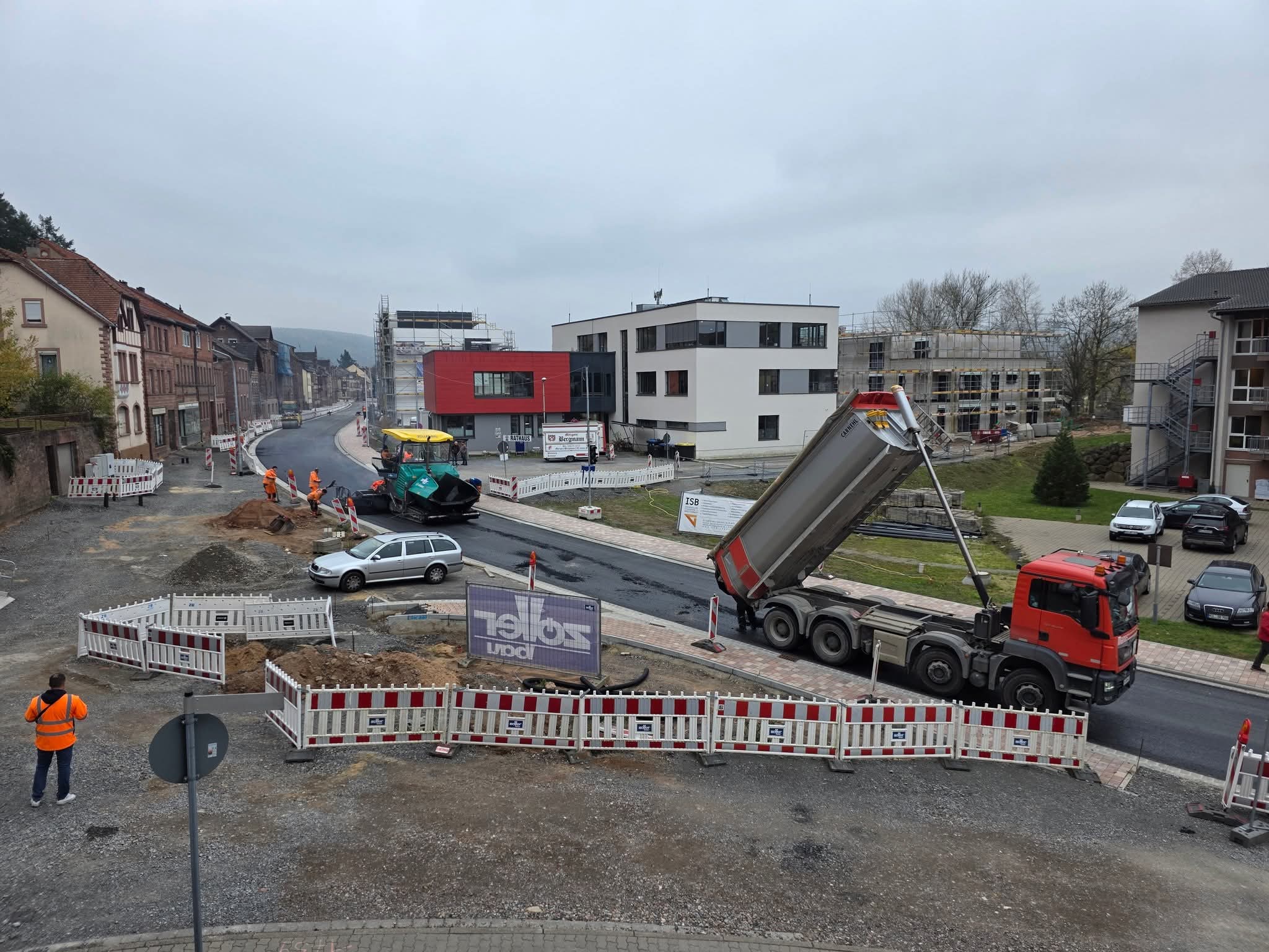 Nun wird auch der zweite Fahrbahnstreifen asphaltiert
