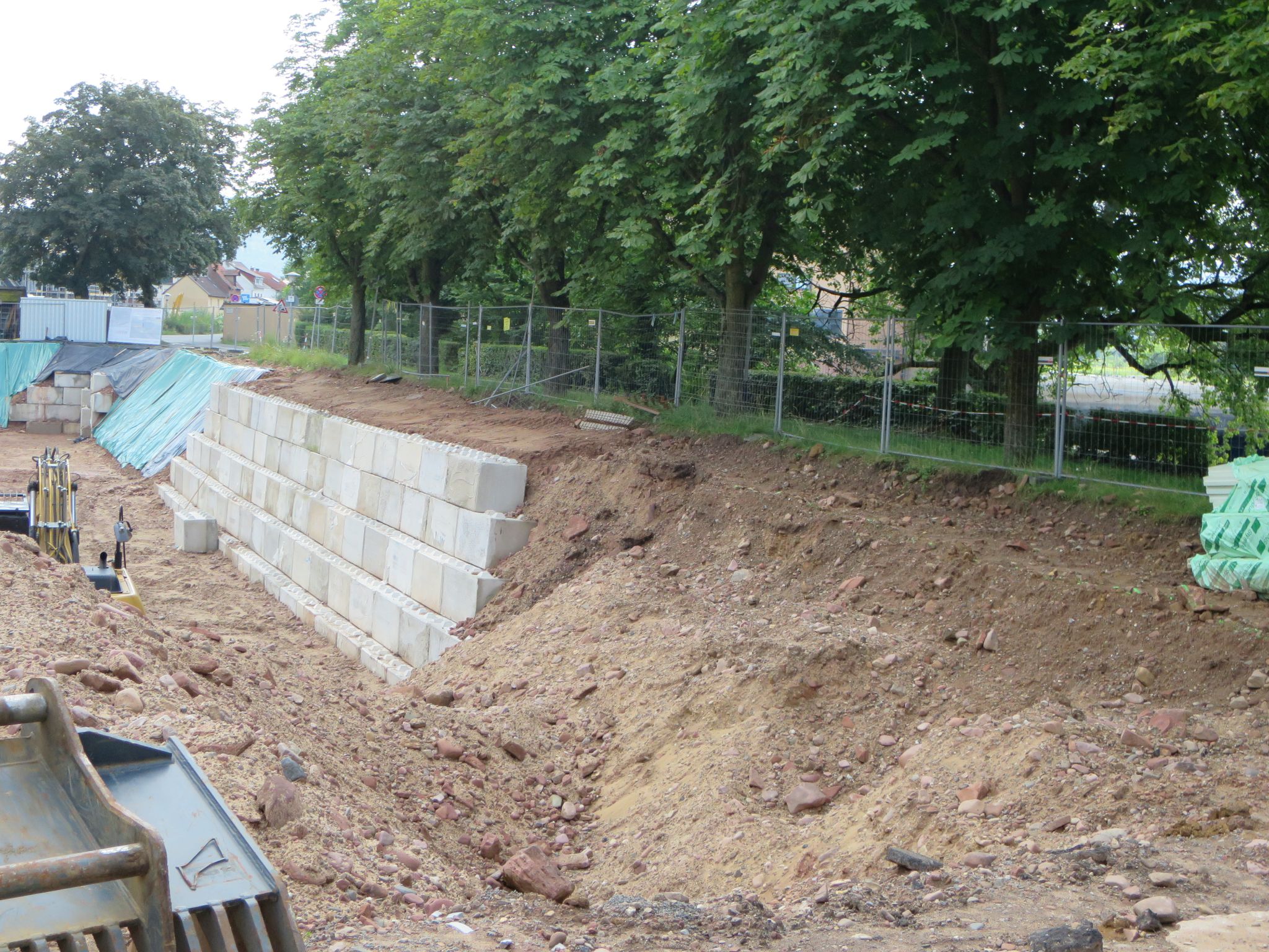 Abstützen der westlichen Böschung mit System-Betonsteinen