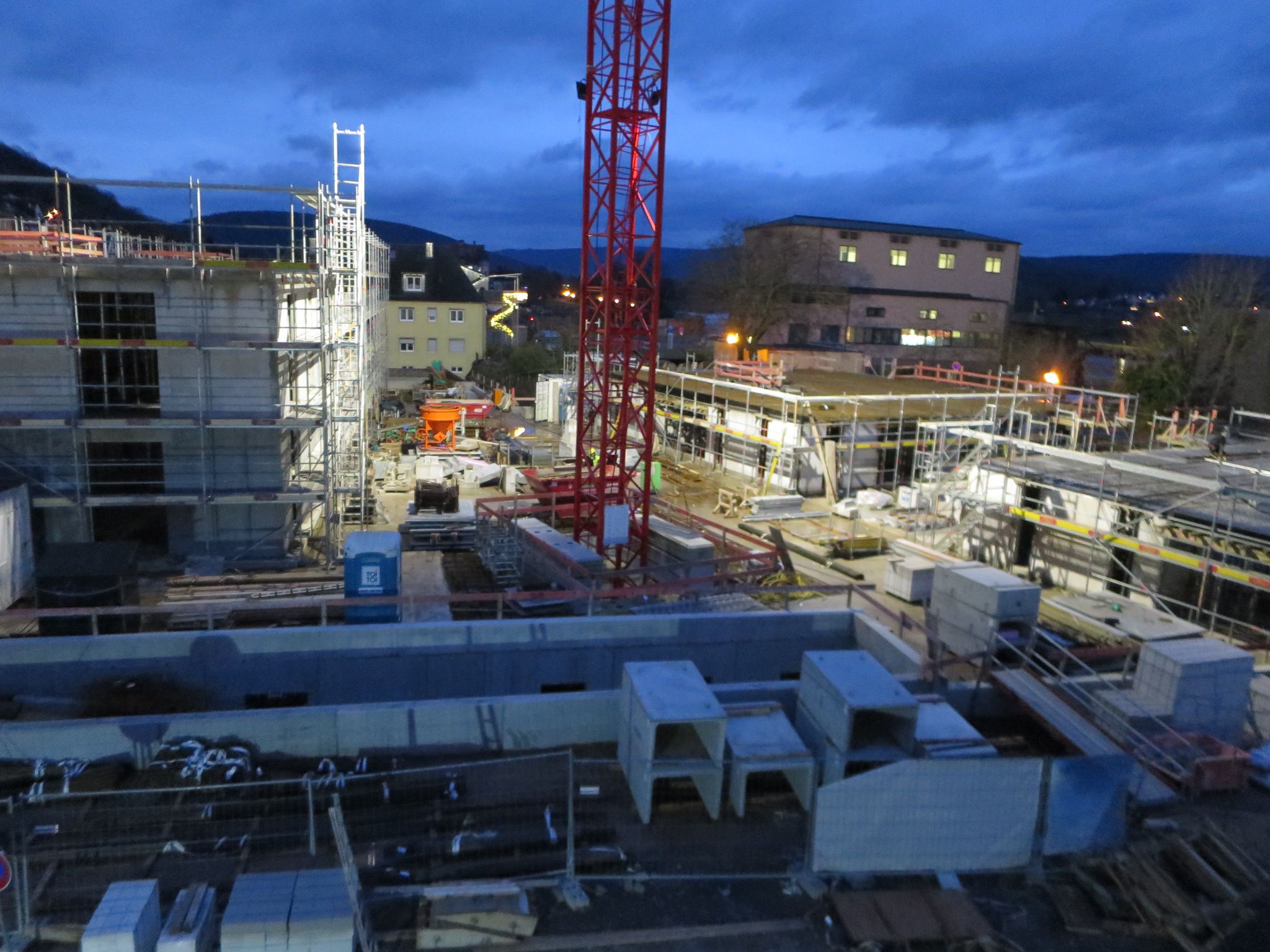 Die Baustelle in der Morgendämmerung