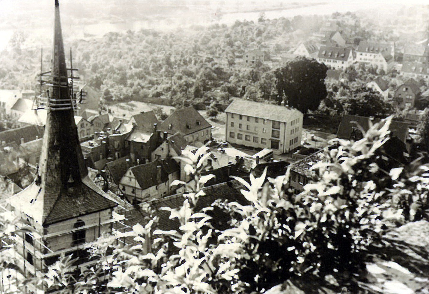 Blick von der Burg auf die neue Sparkasse