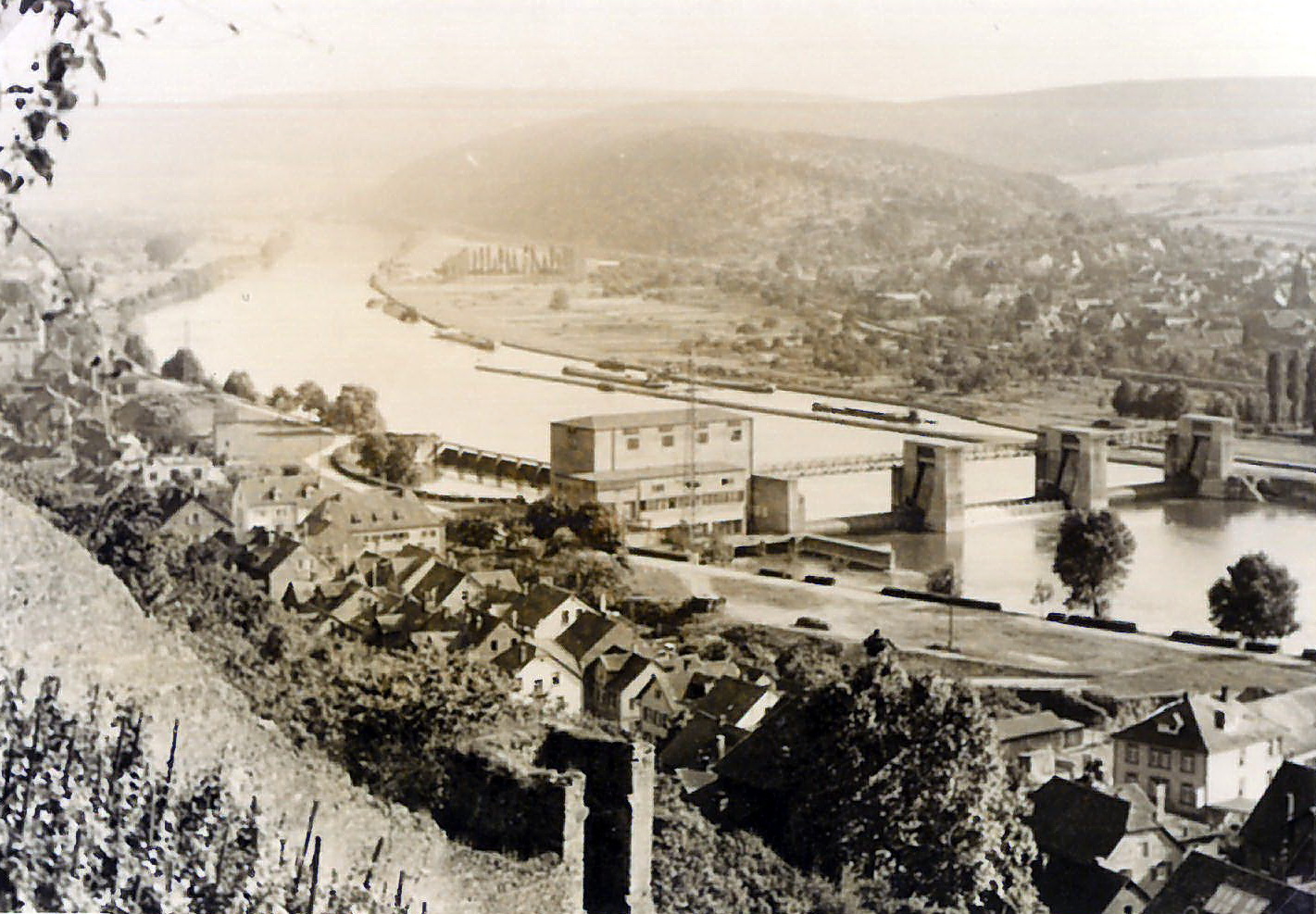 Blick von der Burg auf die Staustufe