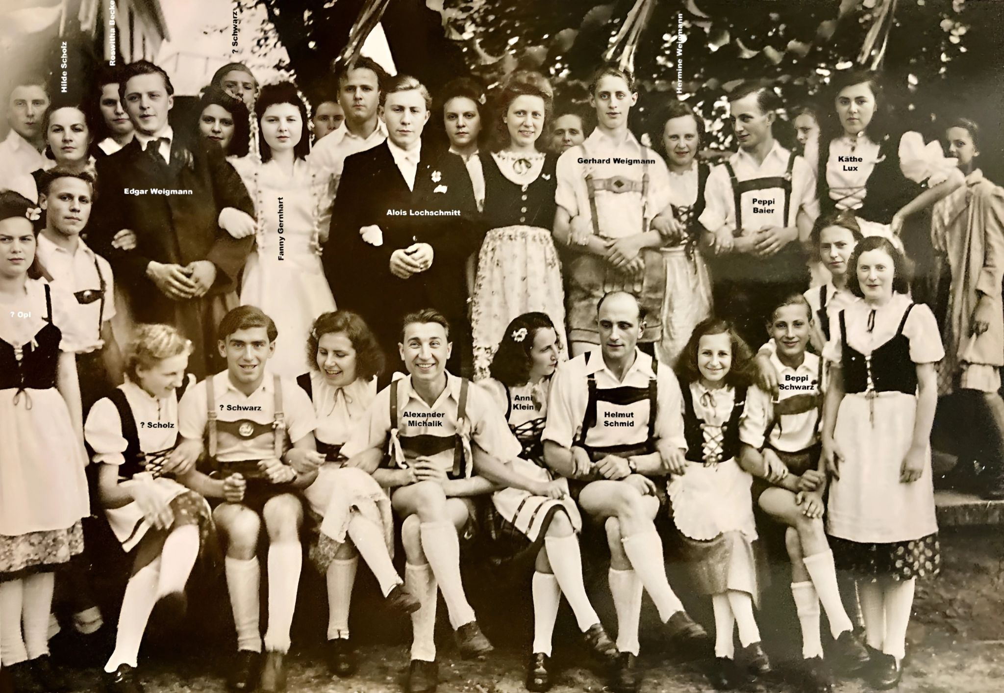 Gruppenfoto mit den Klingenberger Sudetendeutschen 1950 (mit teilw. Namen)