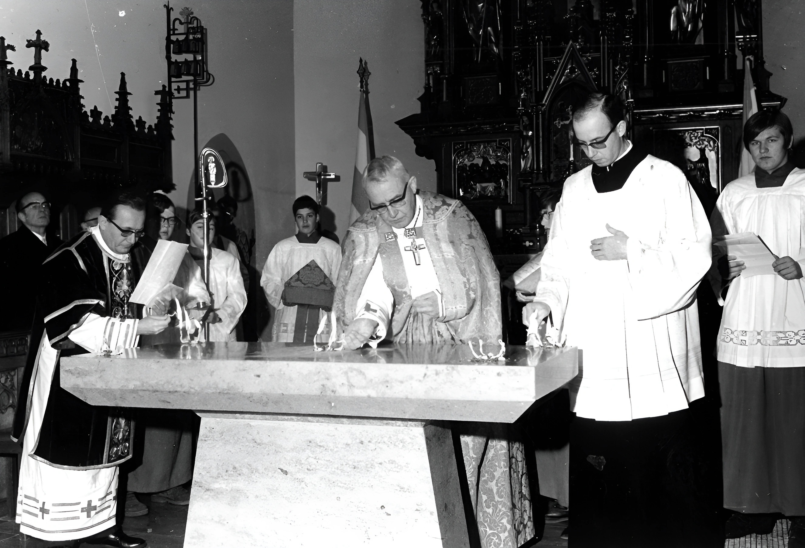 Einweihung des neuen Altars am 16.01.1972 durch Bischof Dr. Josef Stangl