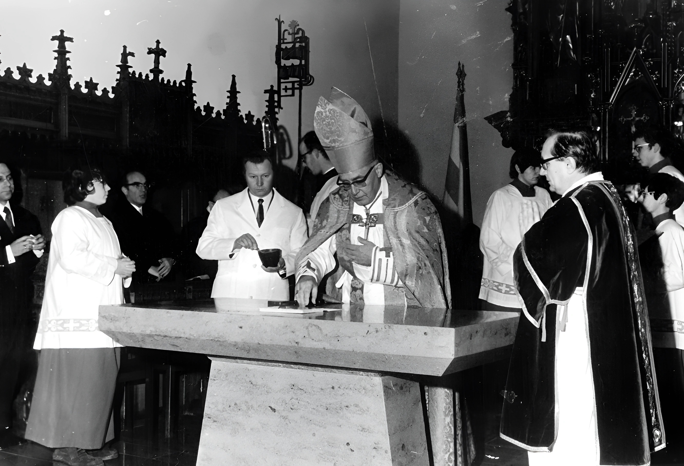 Einweihung des neuen Altars am 16.01.1972 durch Bischof Dr. Josef Stangl