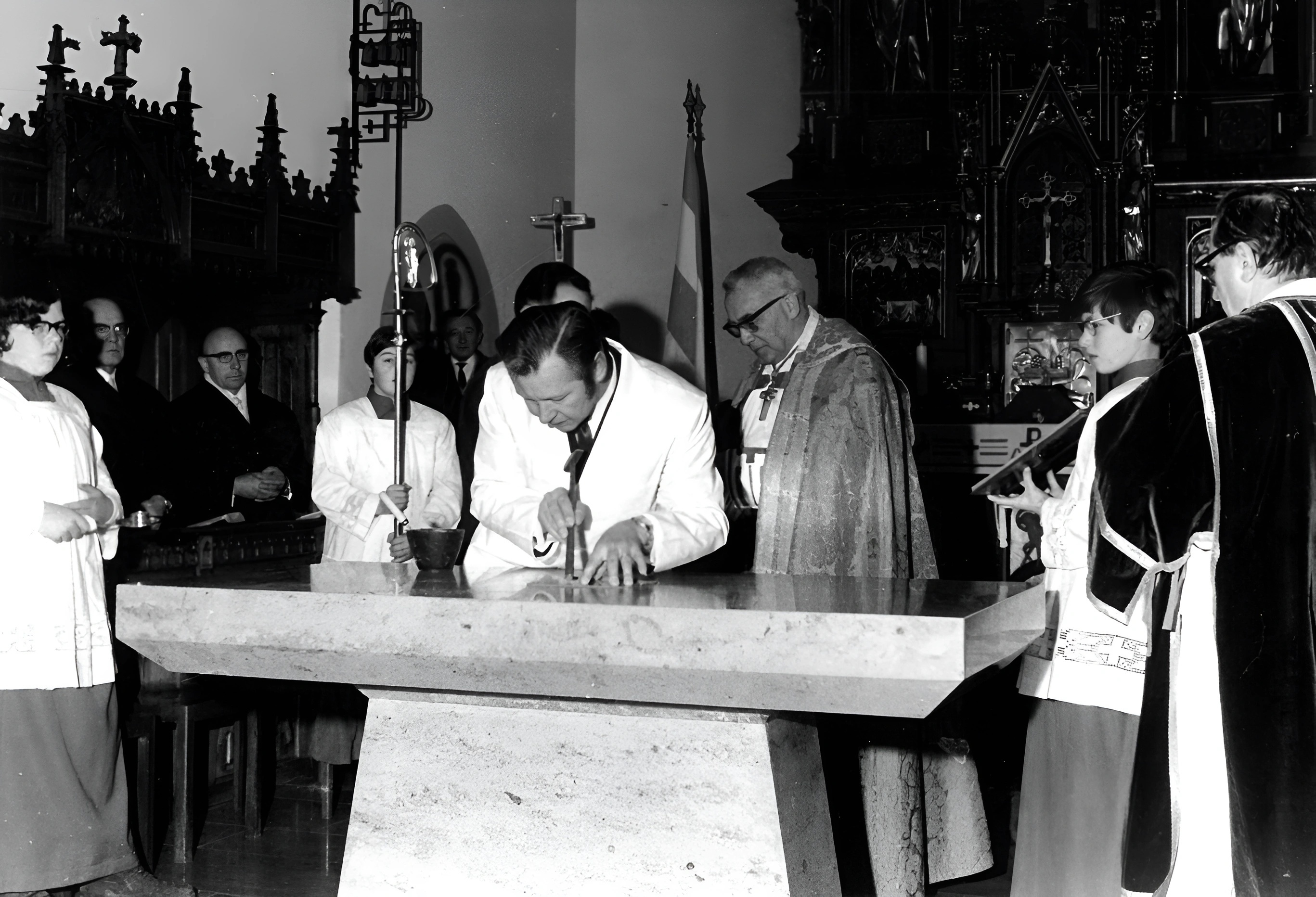Einweihung des neuen Altars am 16.01.1972 durch Bischof Dr. Josef Stangl