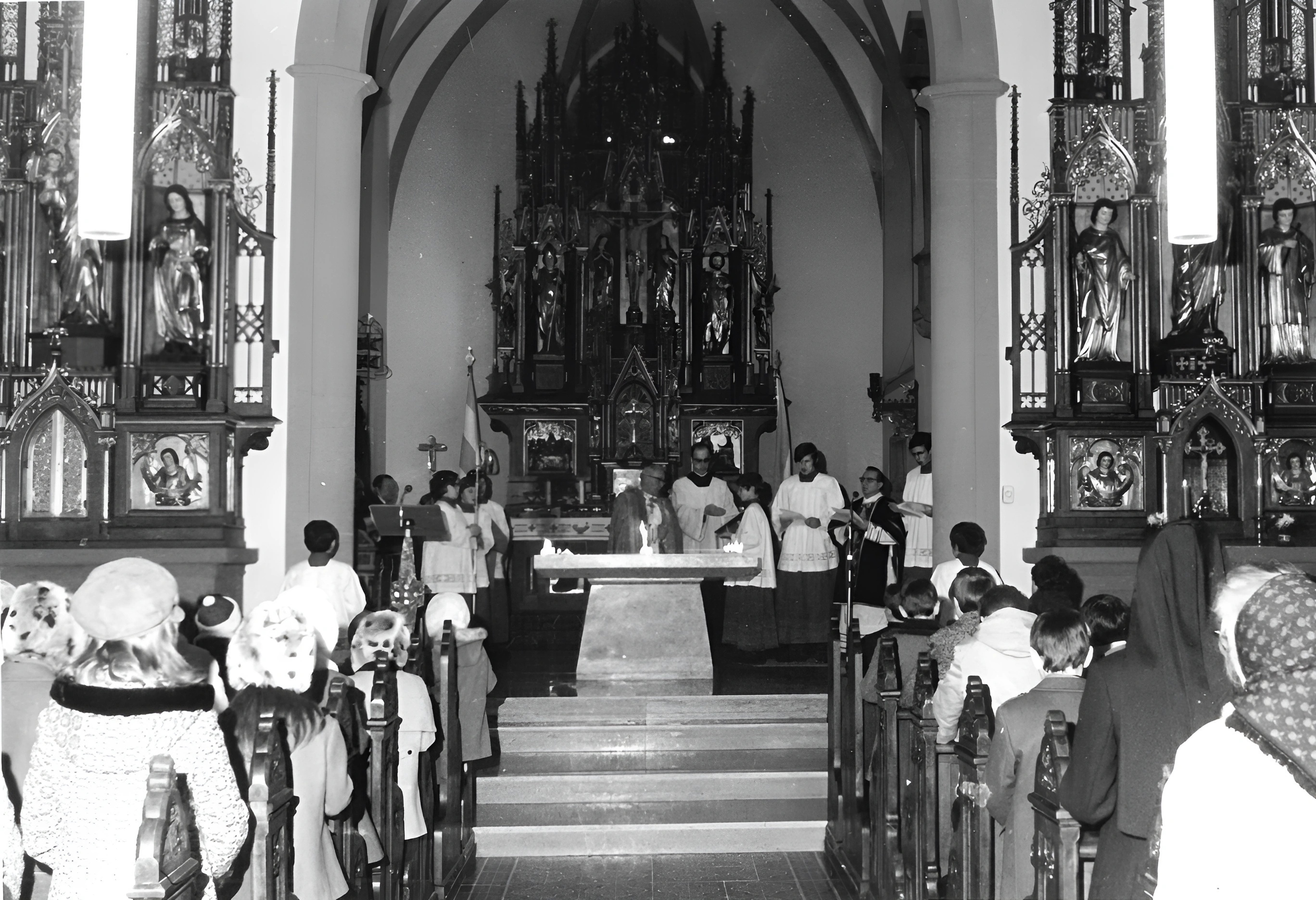 Einweihung des neuen Altars am 16.01.1972 durch Bischof Dr. Josef Stangl