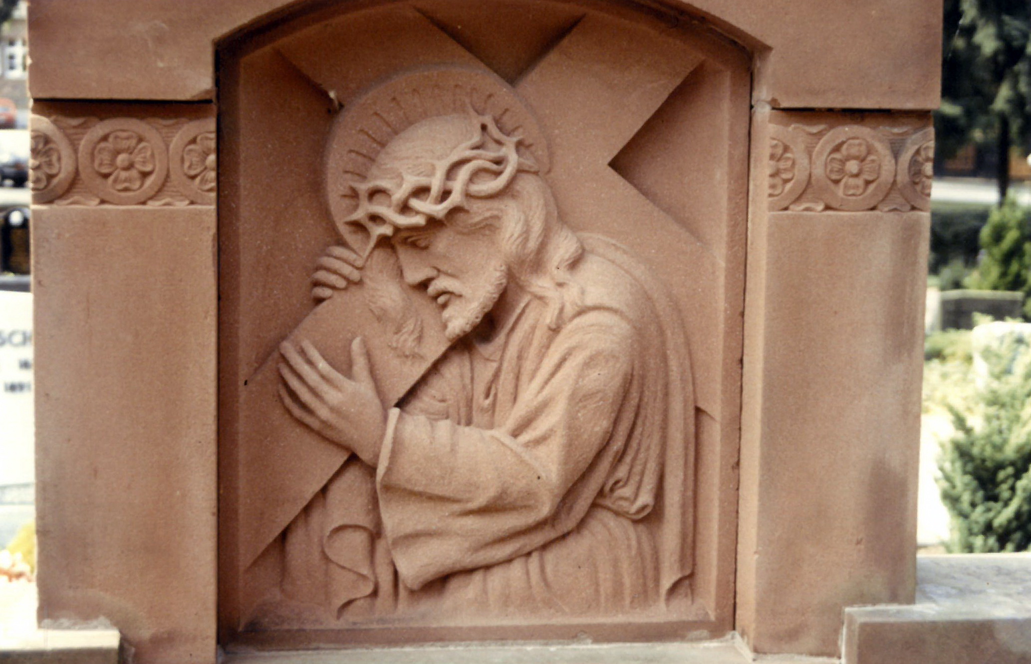 Grabstein aus Sandstein auf dem Klingenberger Friedhof