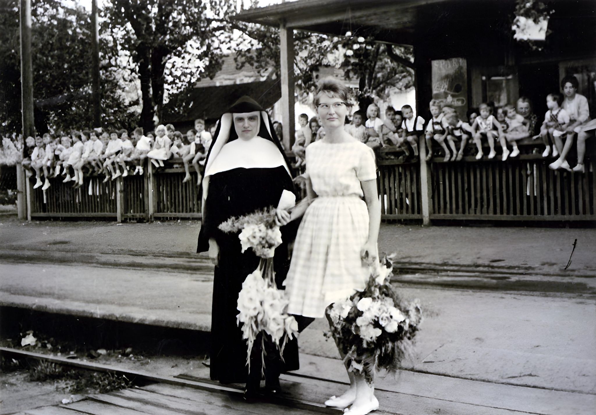 Schwester Bonita und Gertraud Giltner am Bahnhof Klingenberg 1956