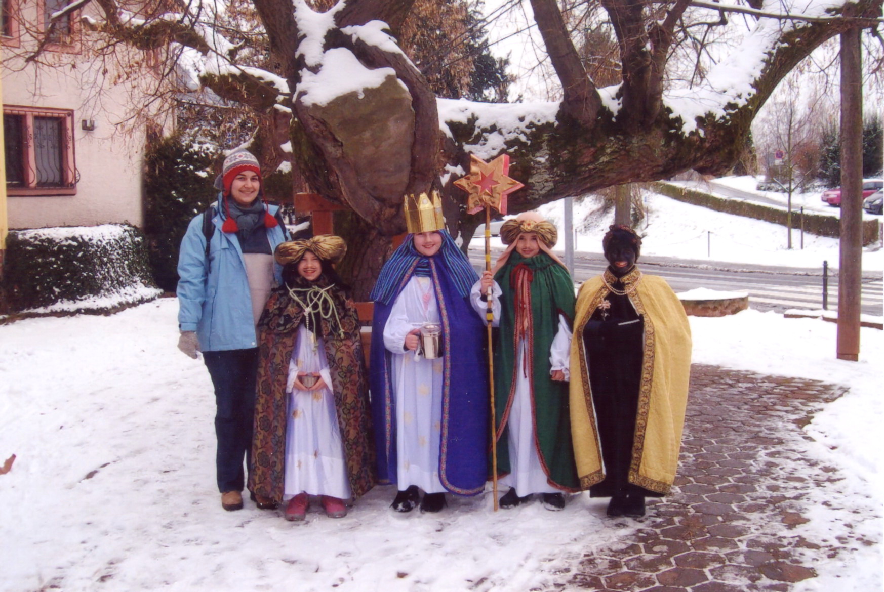 Sternsingergruppe 2009 am Lindenbaum vor dem Pfarrheim