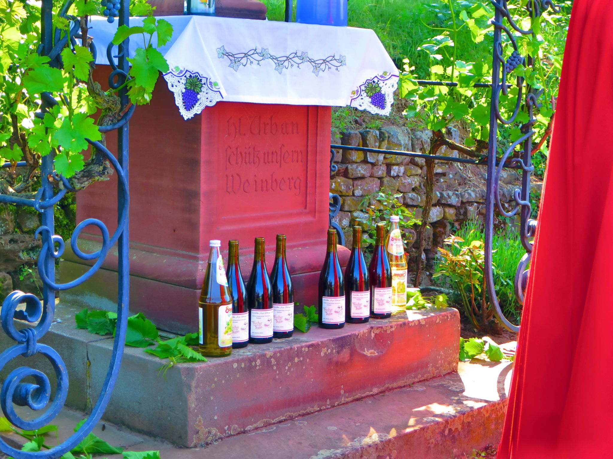 Weihe der Weine im Rahmen des Freiluftgottesdienstes 2024 zu Ehren des Hl. Urbanus