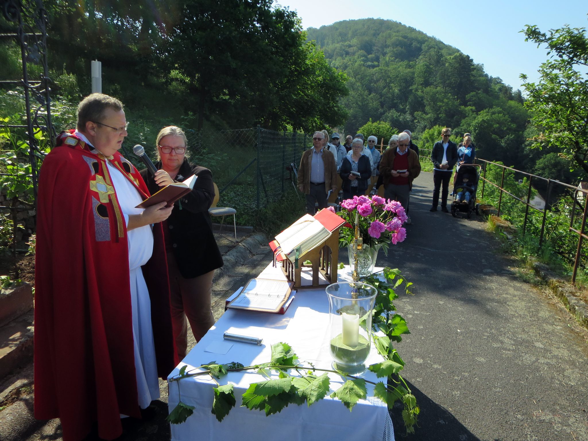 Messfeier unter freiem Himmel im Jahr  2024 zu Ehren des Hl. Urbanus am Urbanusbildstock in der Hohbergstraße