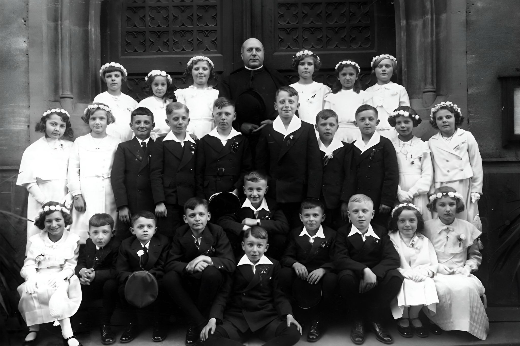 Gruppenfoto der Kommunionkinder an der Pfarrkirche St. Pankratius 1934