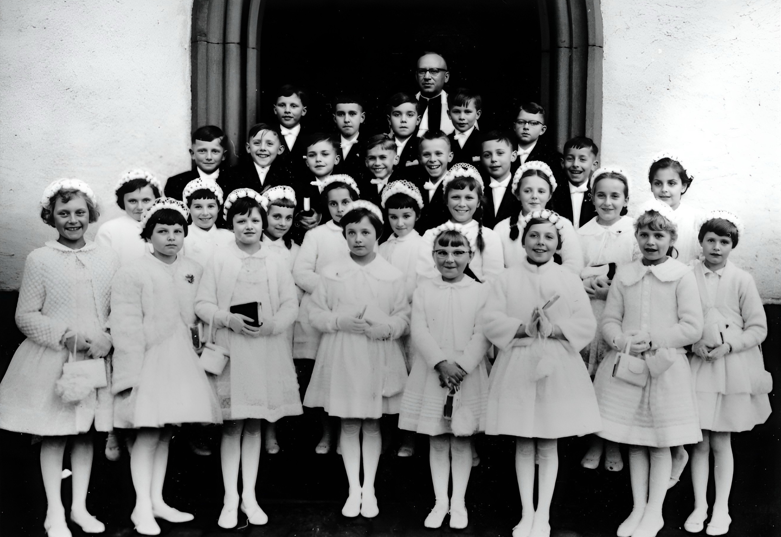 Gruppenfoto Kommunionjahrgang 1960 mit Pfarrer Franz Schlagmüller