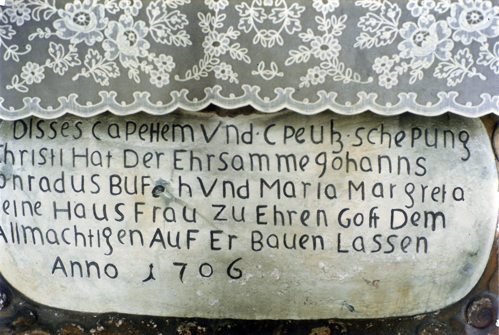 Schrifttafel unterhalb der Altarmensa 1984