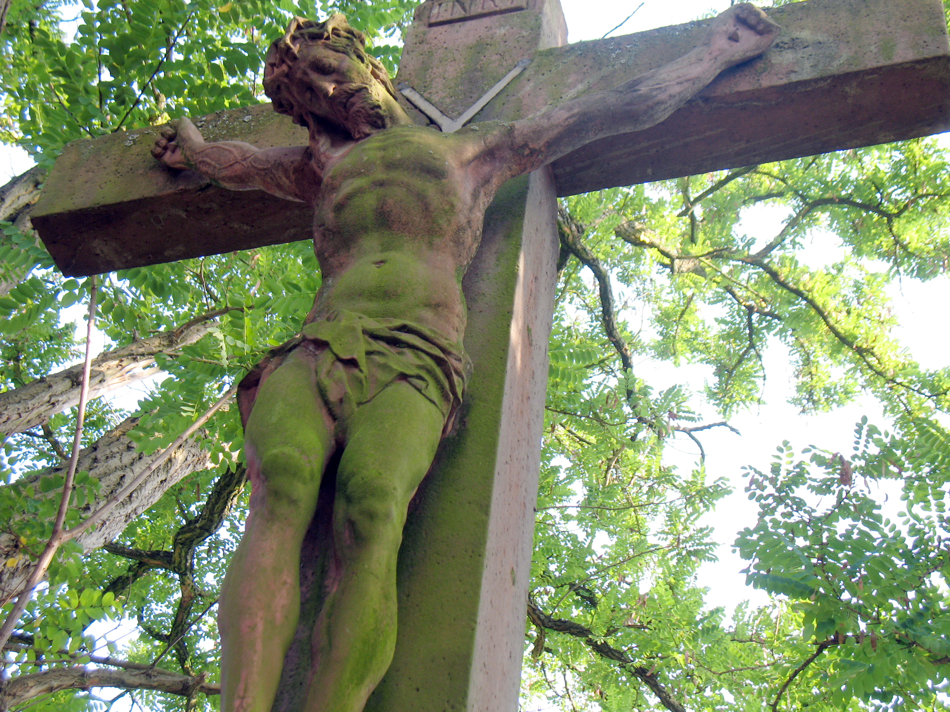 Sandsteinkreuz im ehemaligen Kirchhof