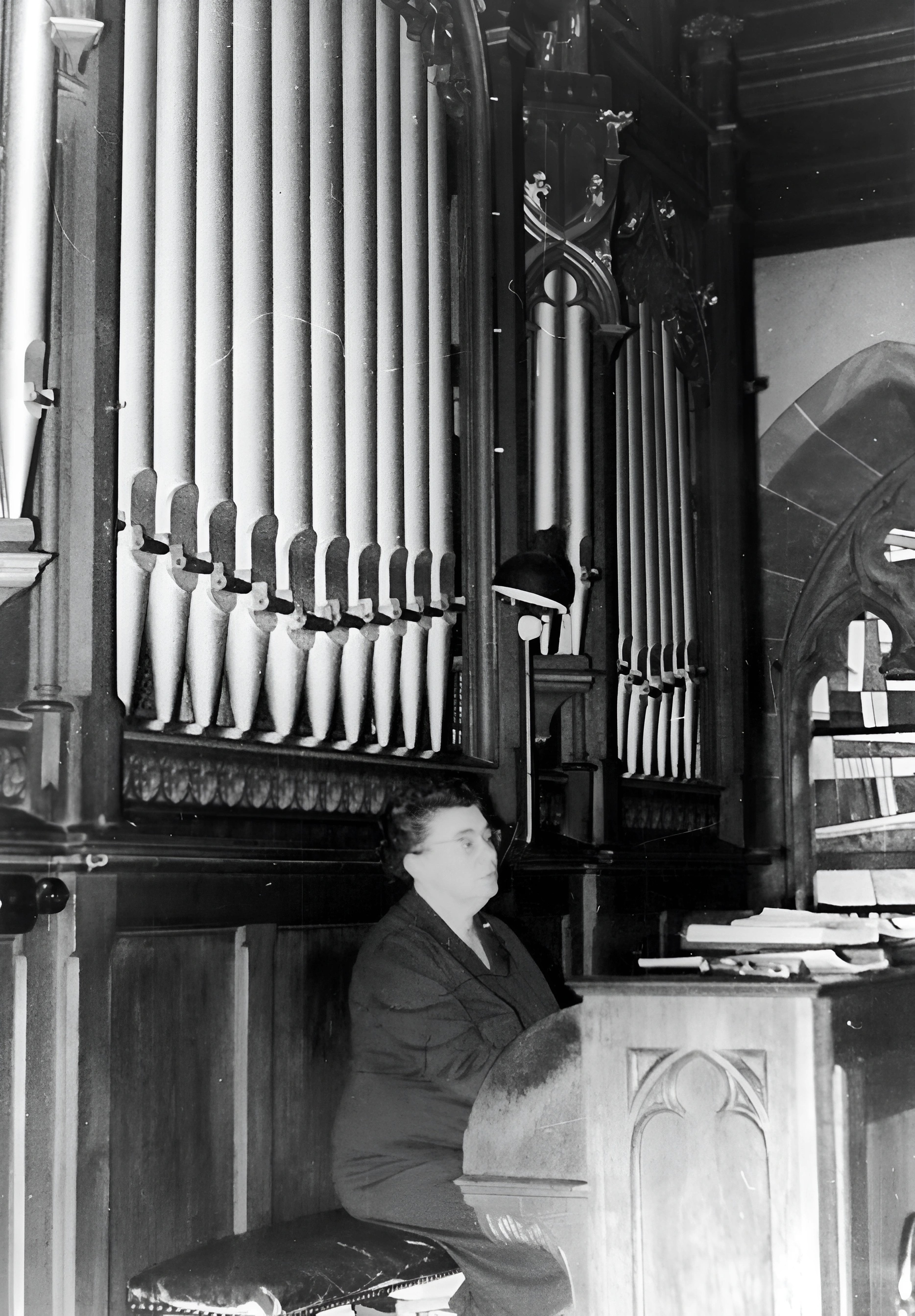 Anna Peuser an der Schlimbach-Orgel