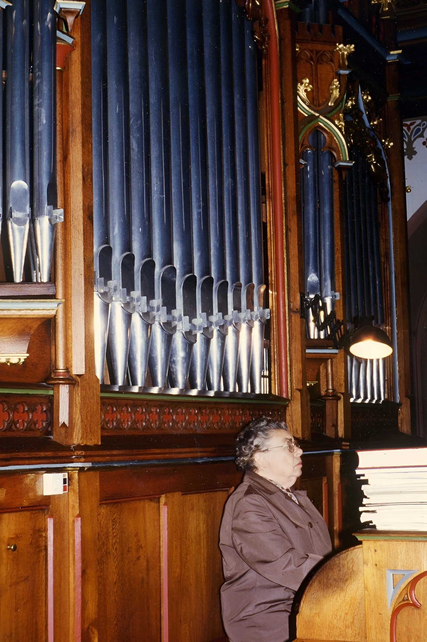 Anna Peuser an der Schlimbach-Orgel