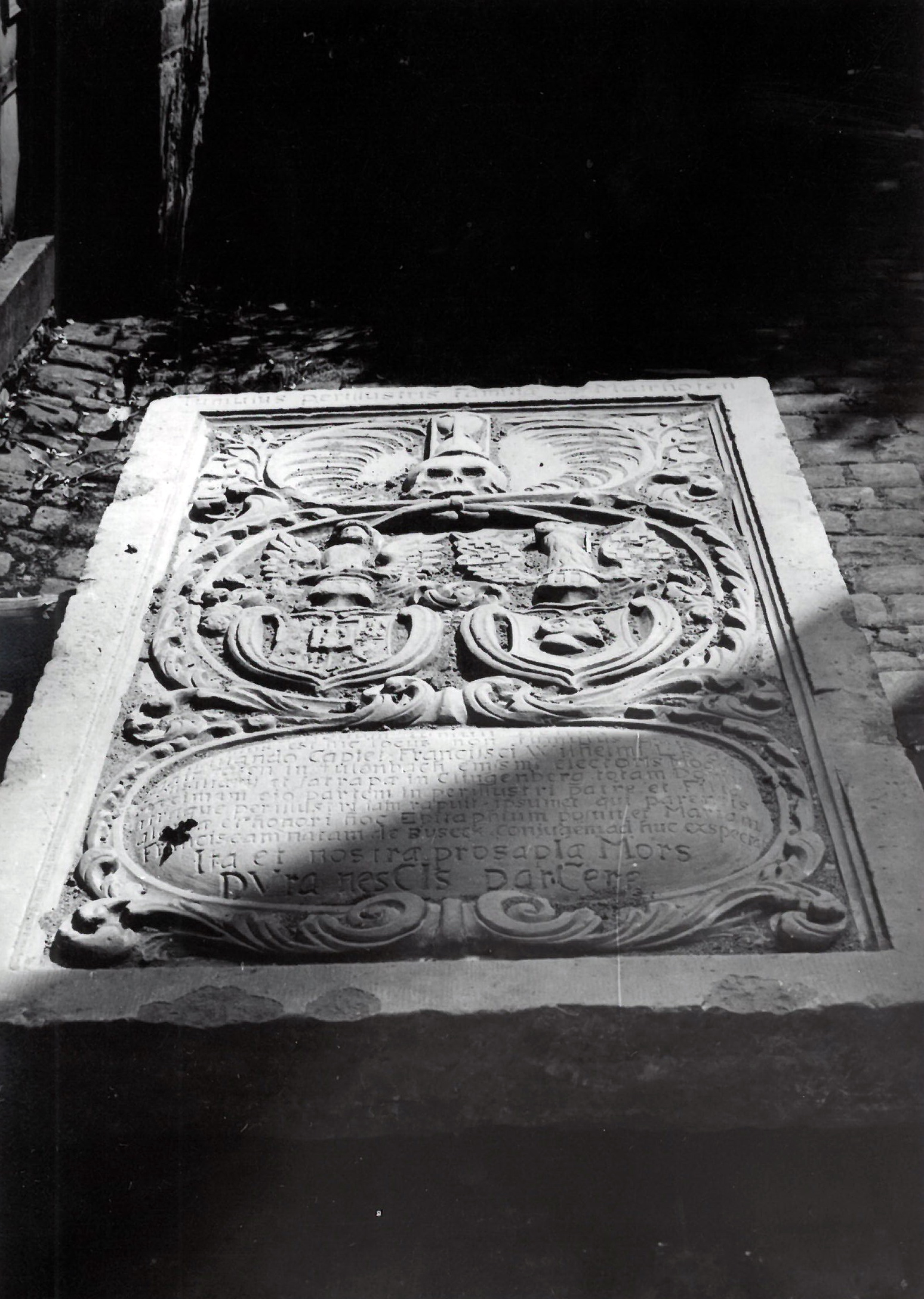 Grabsteinplatte von Franz Wilhelm von Mairhofen und seiner Gattin Maria Franziska von Buseck