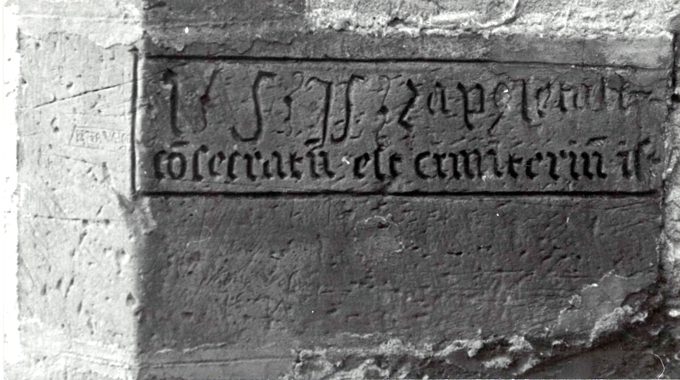 Eckstein mit der Inschrift zur Weihe des Kirchhofs