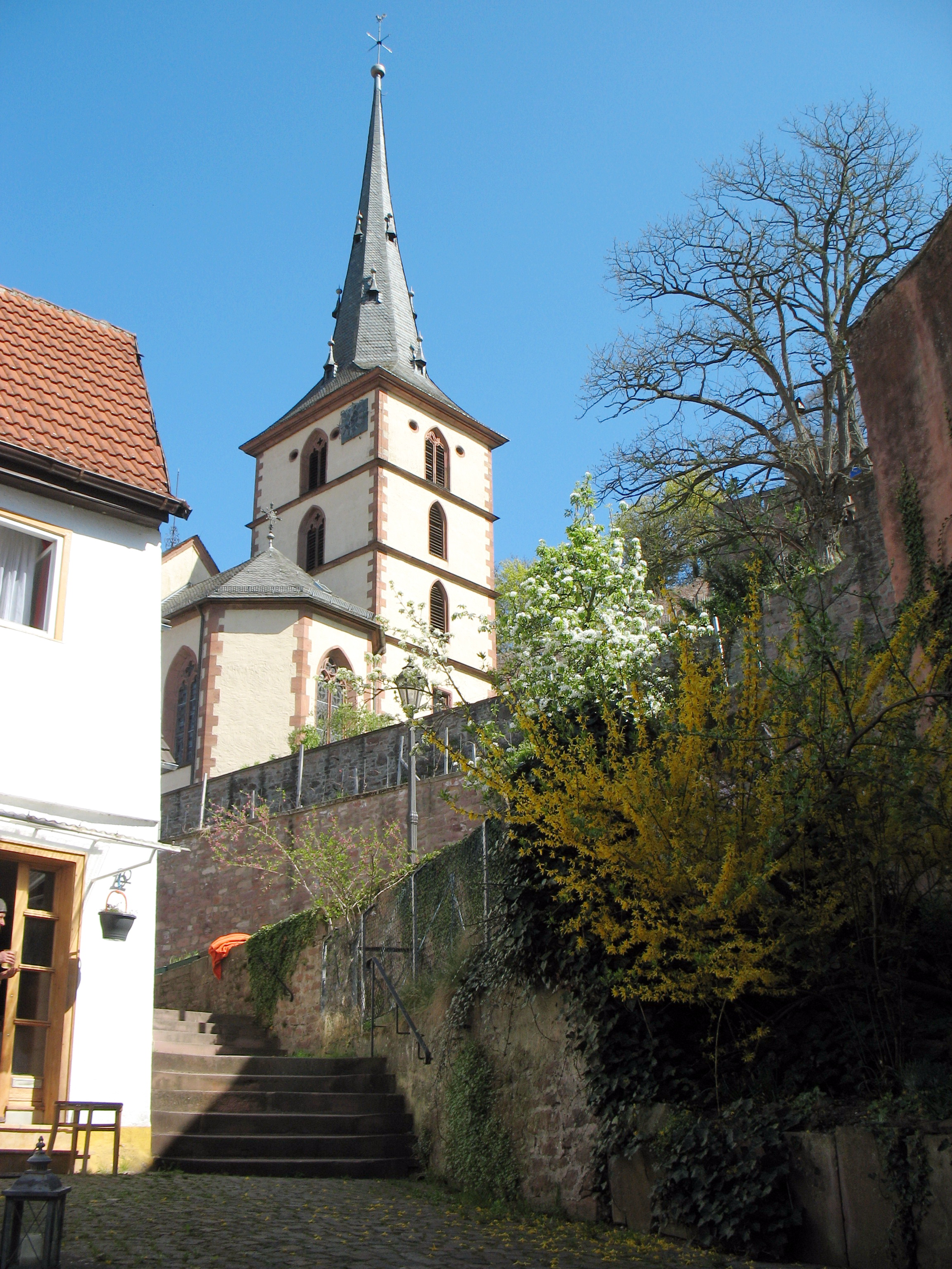 Der Kirchenaufgang von Süden