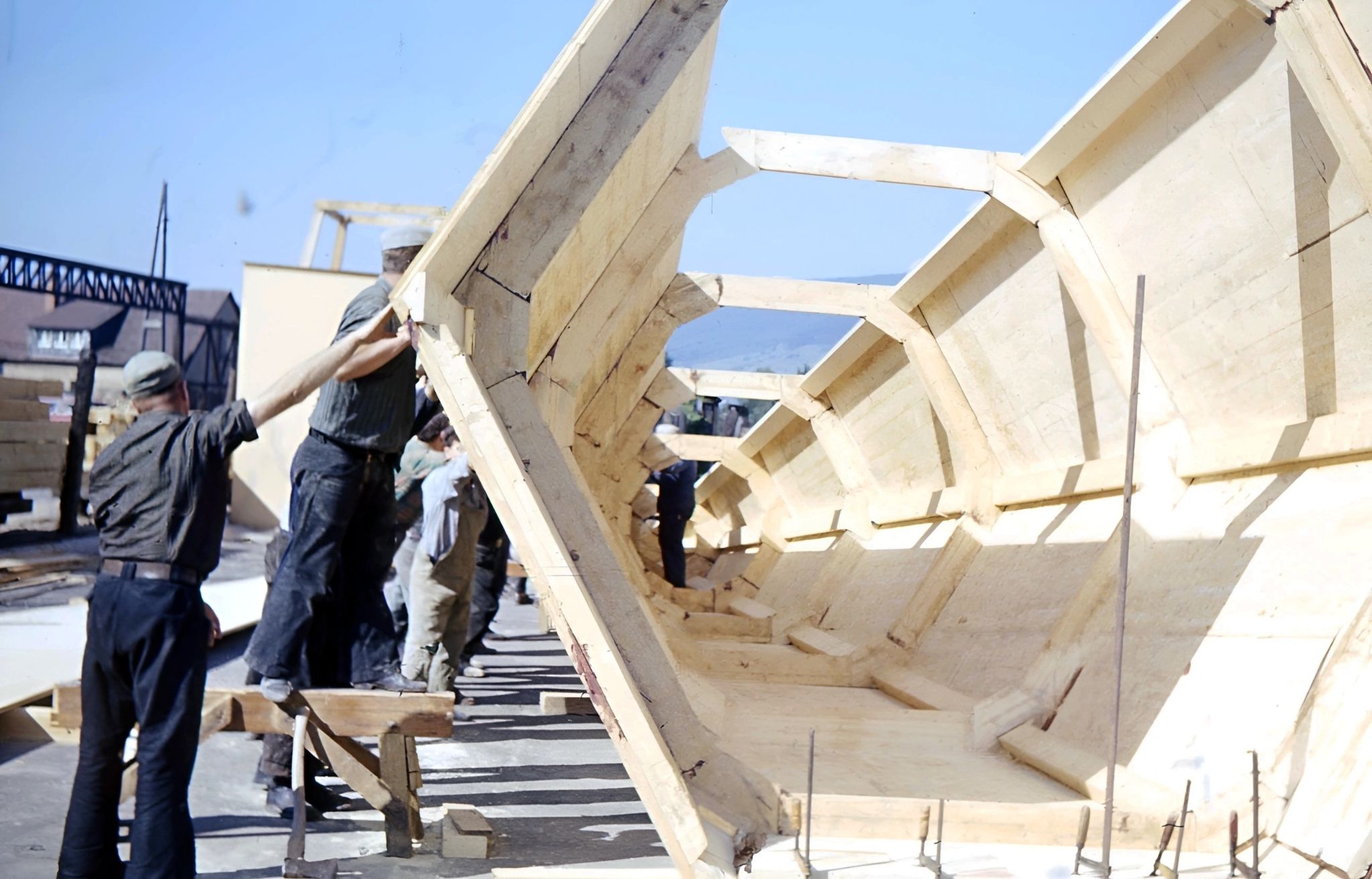 Aufsetzung der Kirchturmspitze im September 1965