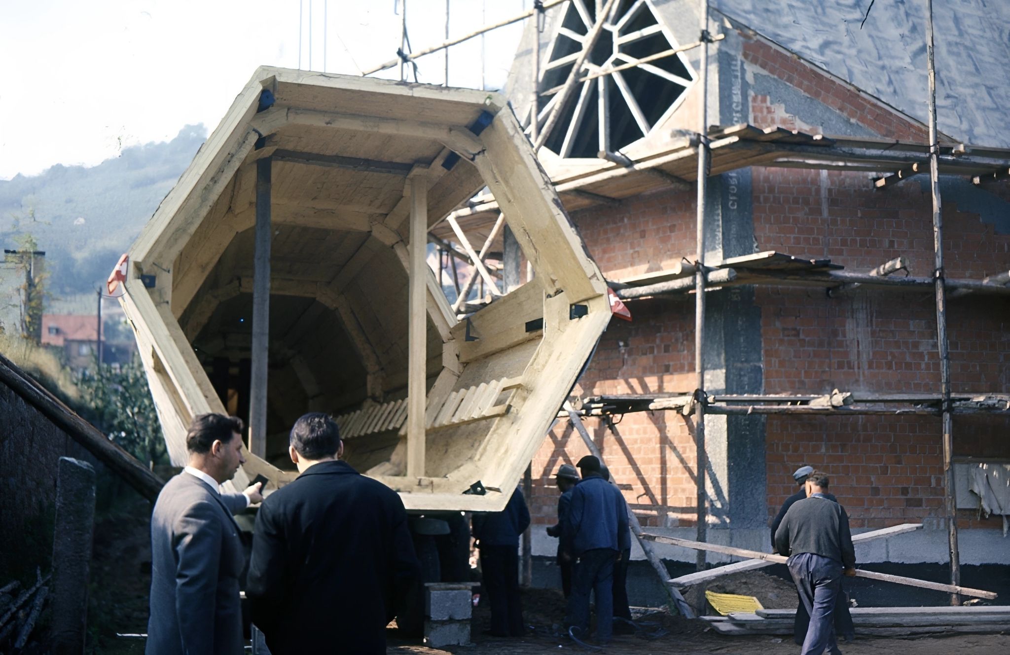 Aufsetzung der Kirchturmspitze im September 1965