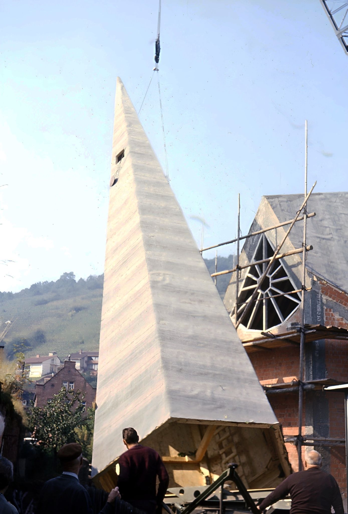 Aufsetzung der Kirchturmspitze im September 1965
