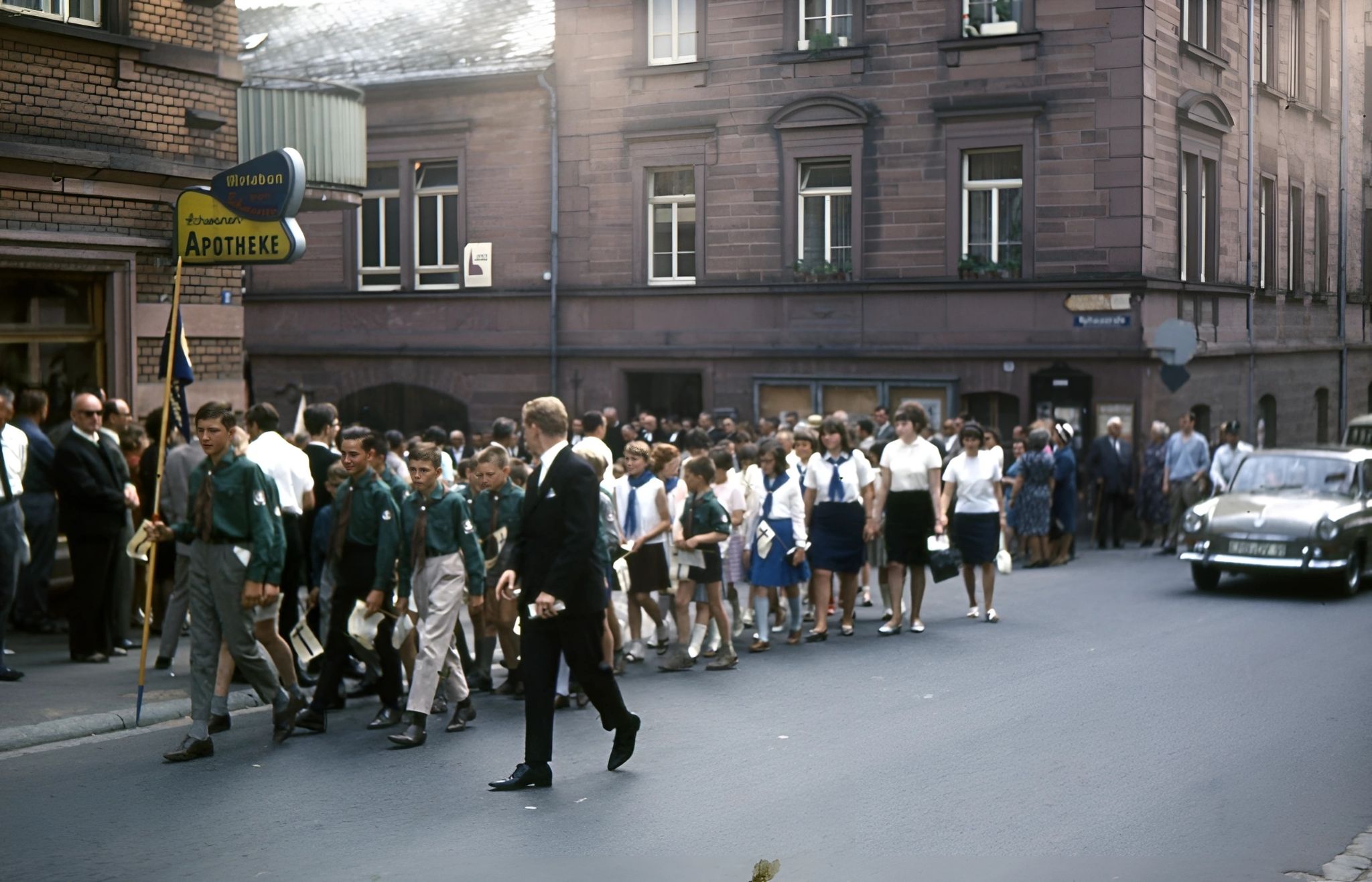 1966 610 Prozession zur neuen Kirche