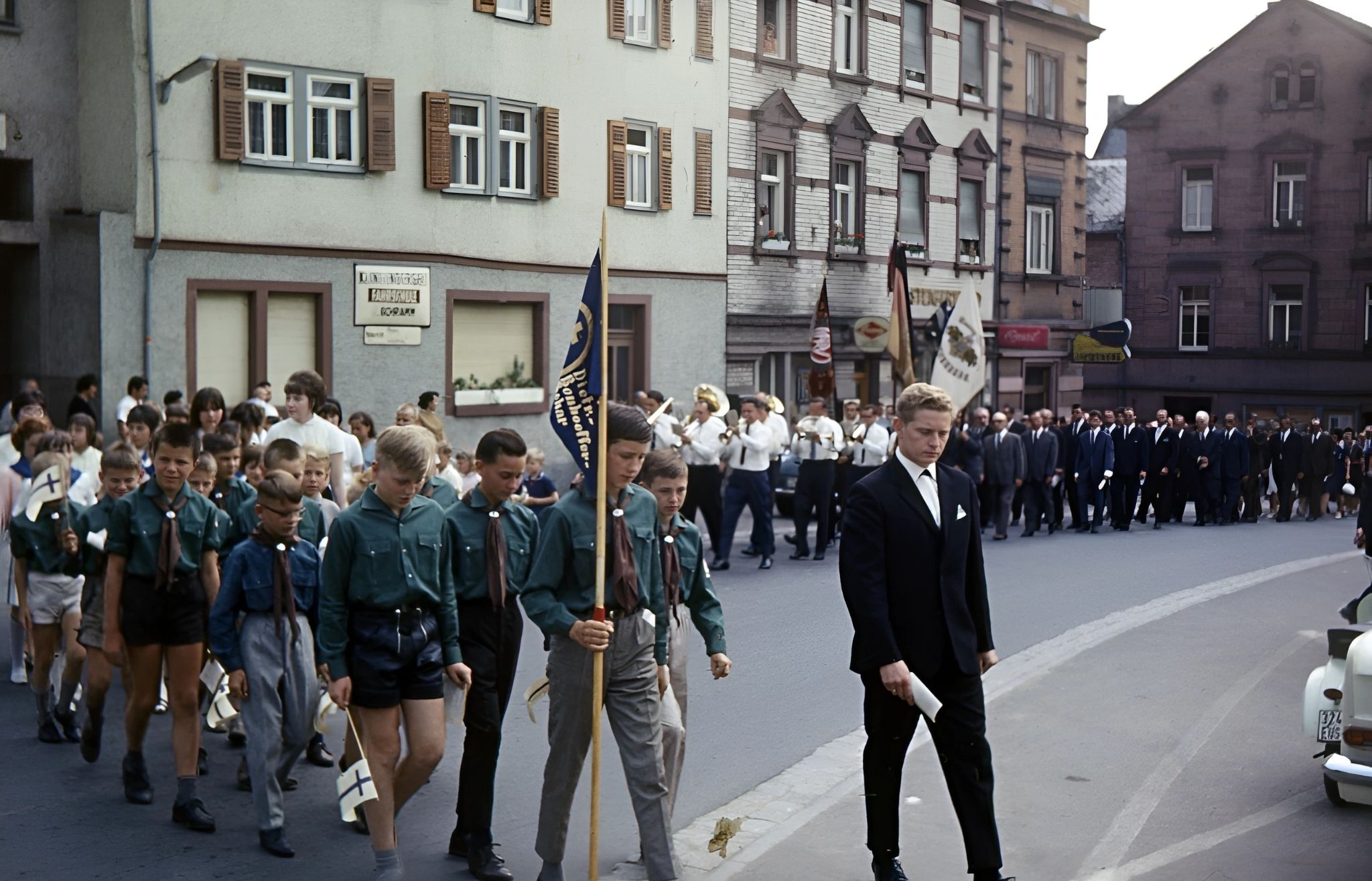 1966 620 Prozession zur neuen Kirche