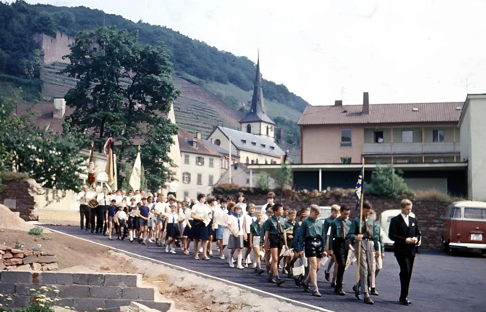 1966 630 Prozession zur neuen Kirche