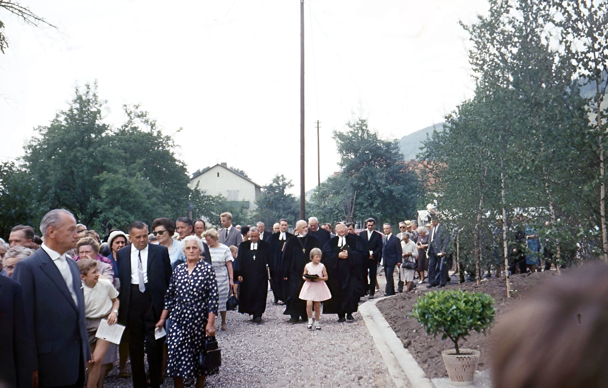 1966 640 Prozession zur neuen Kirche