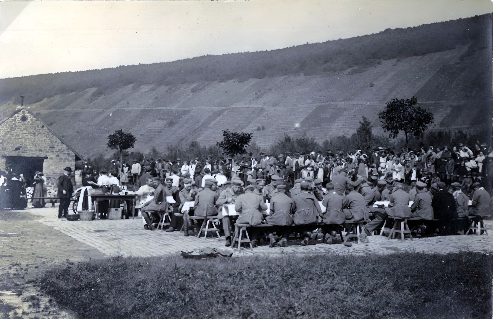 Verpflegung Verwundeter am Bahnhof Klingenberg 1914