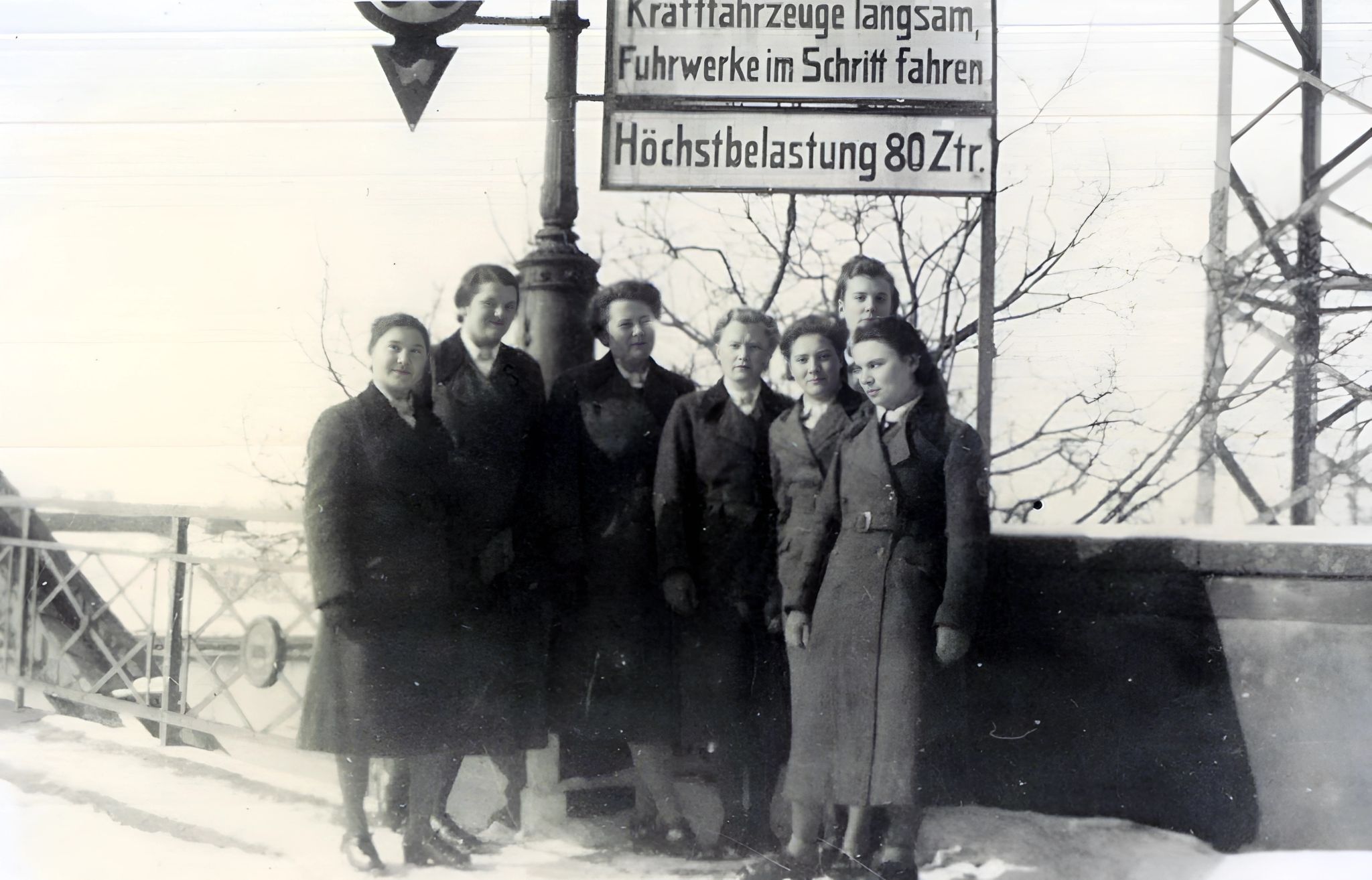 Arbeitsmaiden auf der Mainbrücke 1937