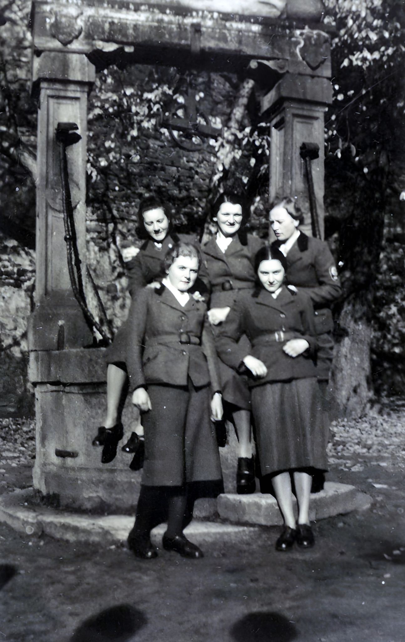 Arbeitsmaiden im Schlosshof 1937