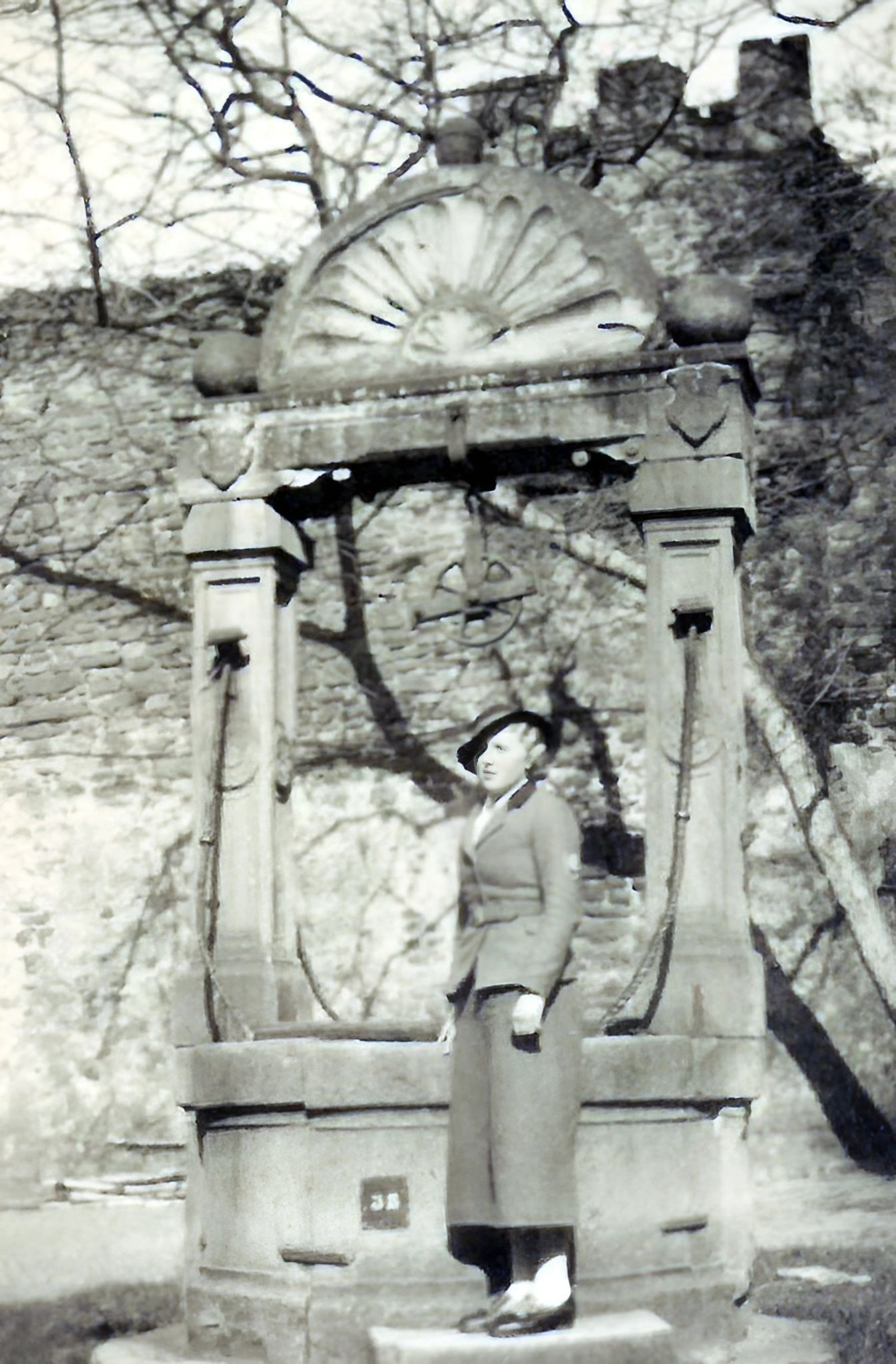 Arbeitsmaid vor dem Schlossbrunnen 1937