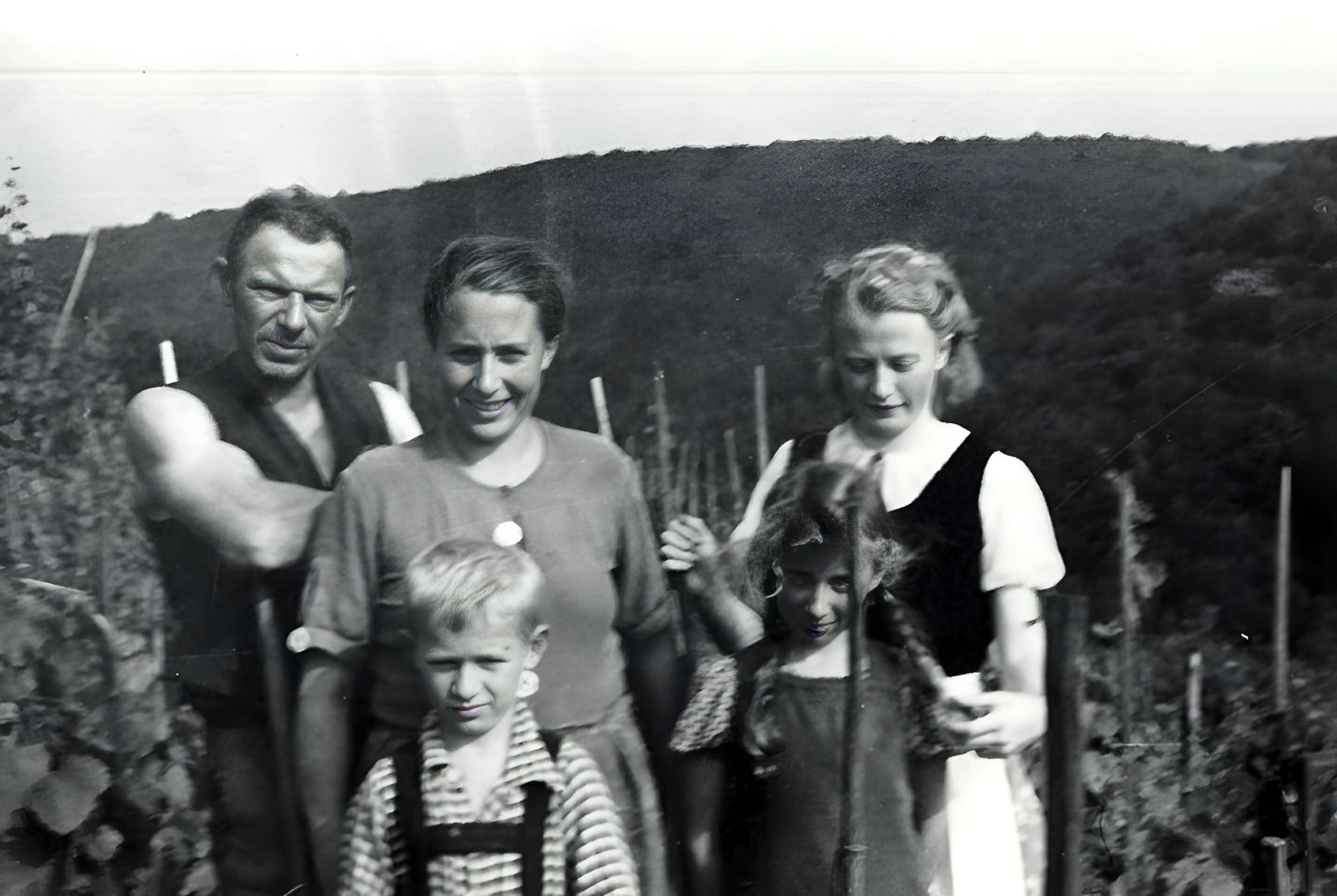 Arbeitsmaiden bei der Familie Scholz im Weinberg